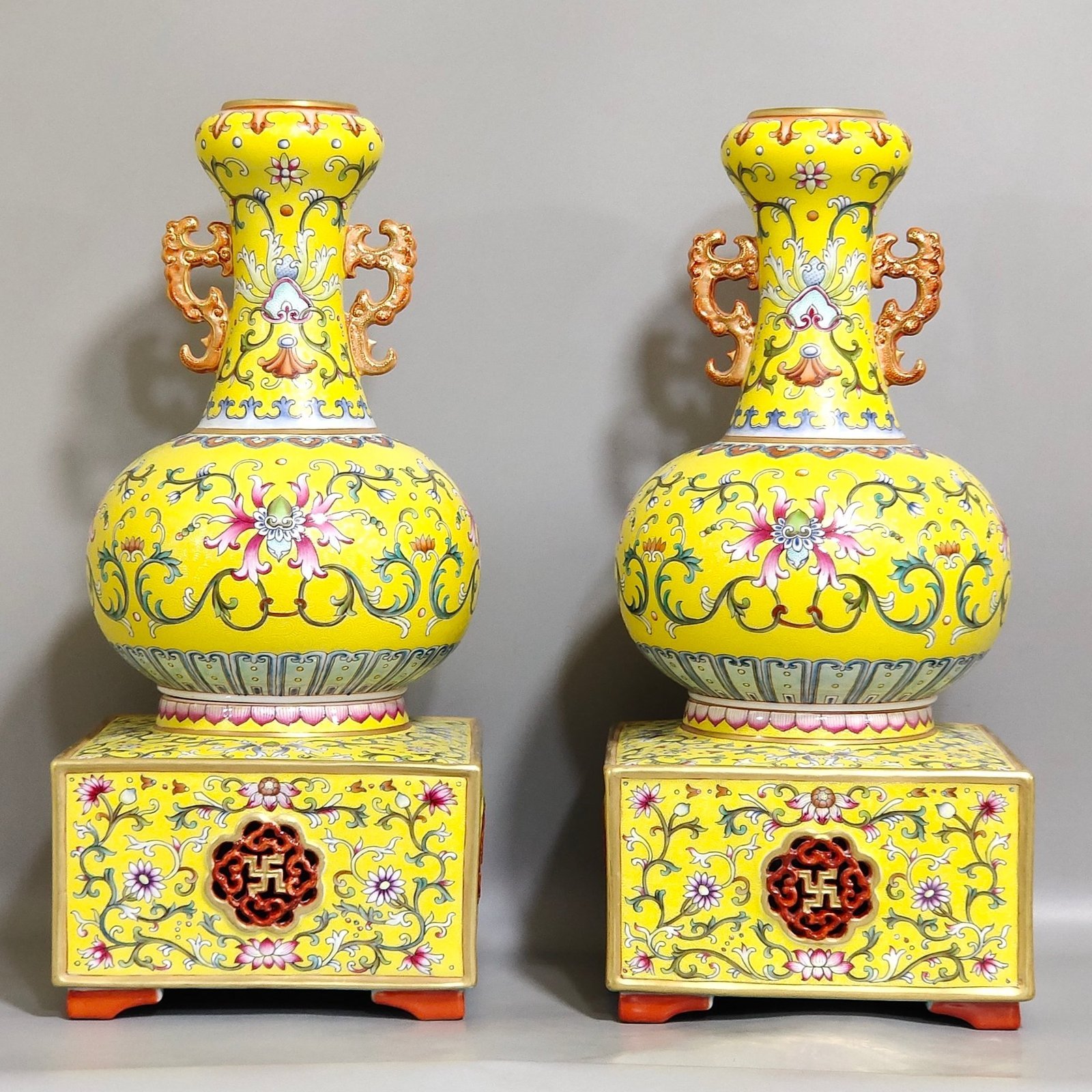 Qing Dynasty Qianlong yellow glaze amphora with two ears of Fushou and longevity