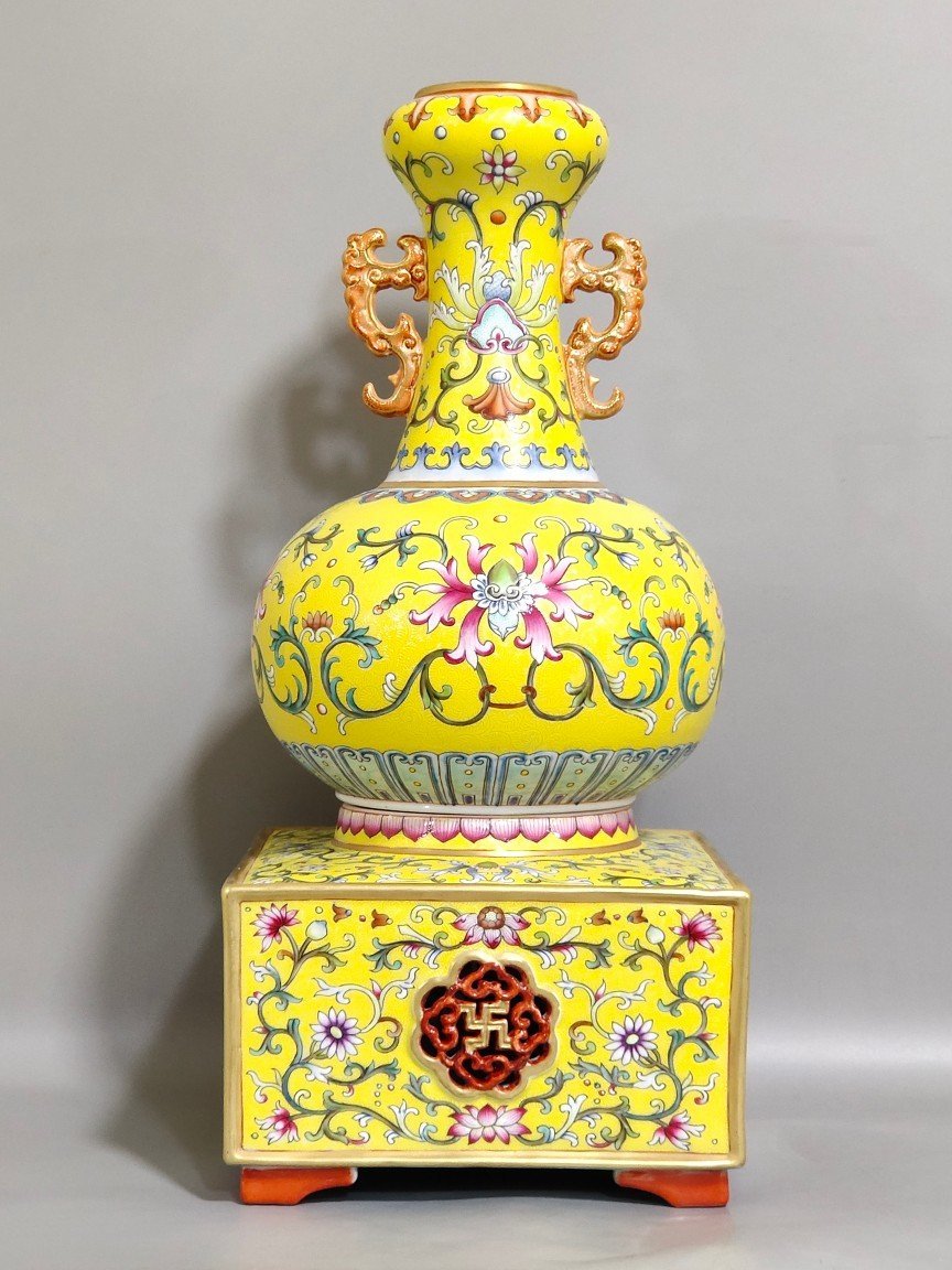 Qing Dynasty Qianlong yellow glaze amphora with two ears of Fushou and longevity