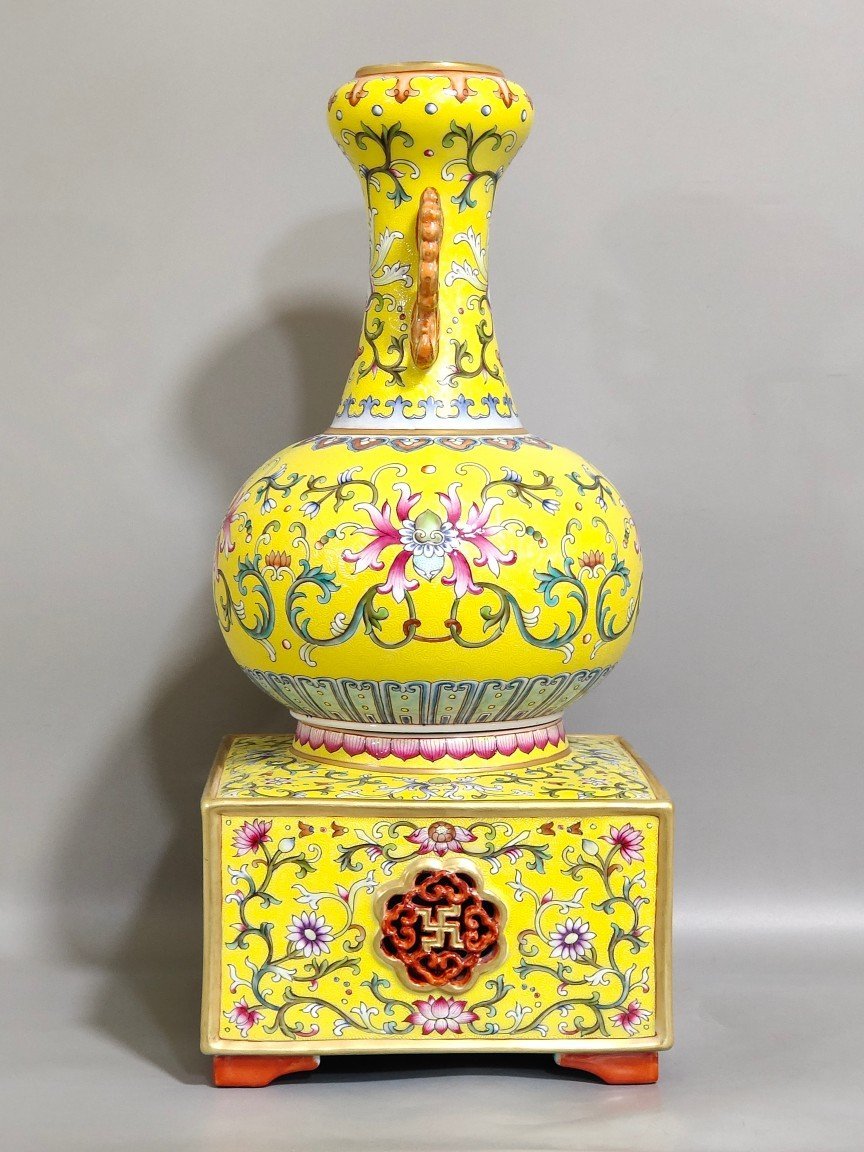 Qing Dynasty Qianlong yellow glaze amphora with two ears of Fushou and longevity