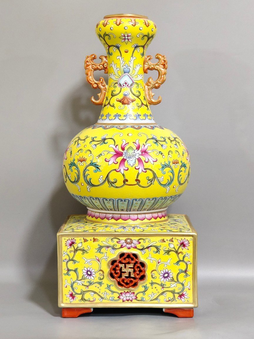 Qing Dynasty Qianlong yellow glaze amphora with two ears of Fushou and longevity