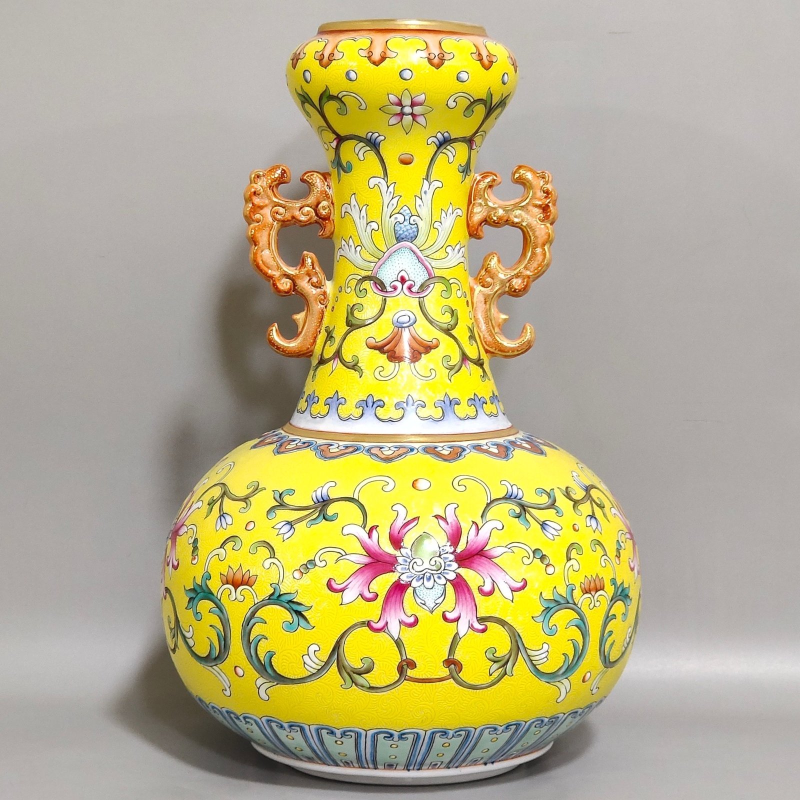 Qing Dynasty Qianlong yellow glaze amphora with two ears of Fushou and longevity