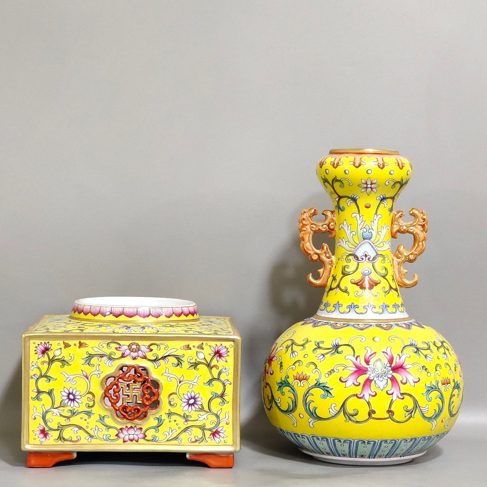 Qing Dynasty Qianlong yellow glaze amphora with two ears of Fushou and longevity