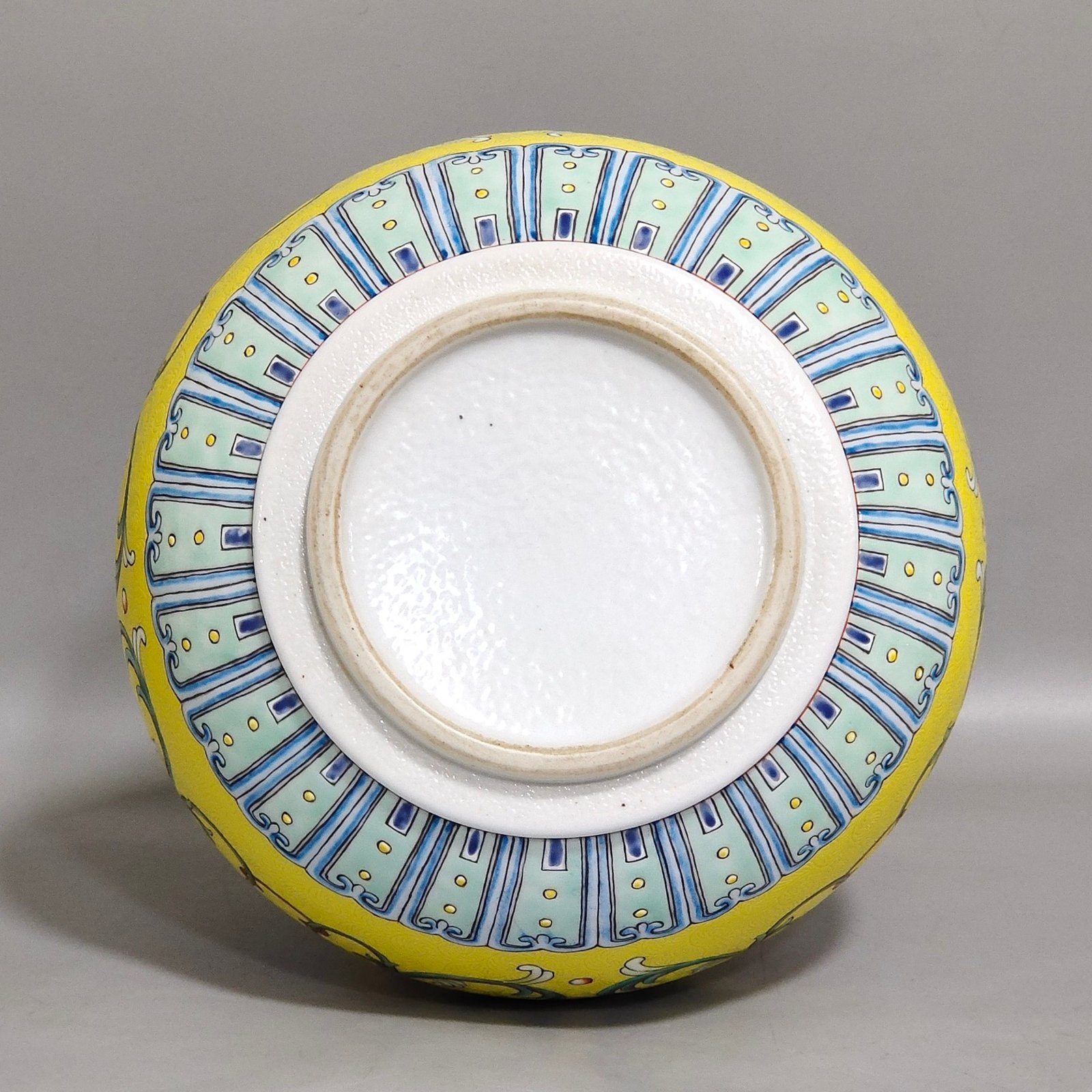 Qing Dynasty Qianlong yellow glaze amphora with two ears of Fushou and longevity
