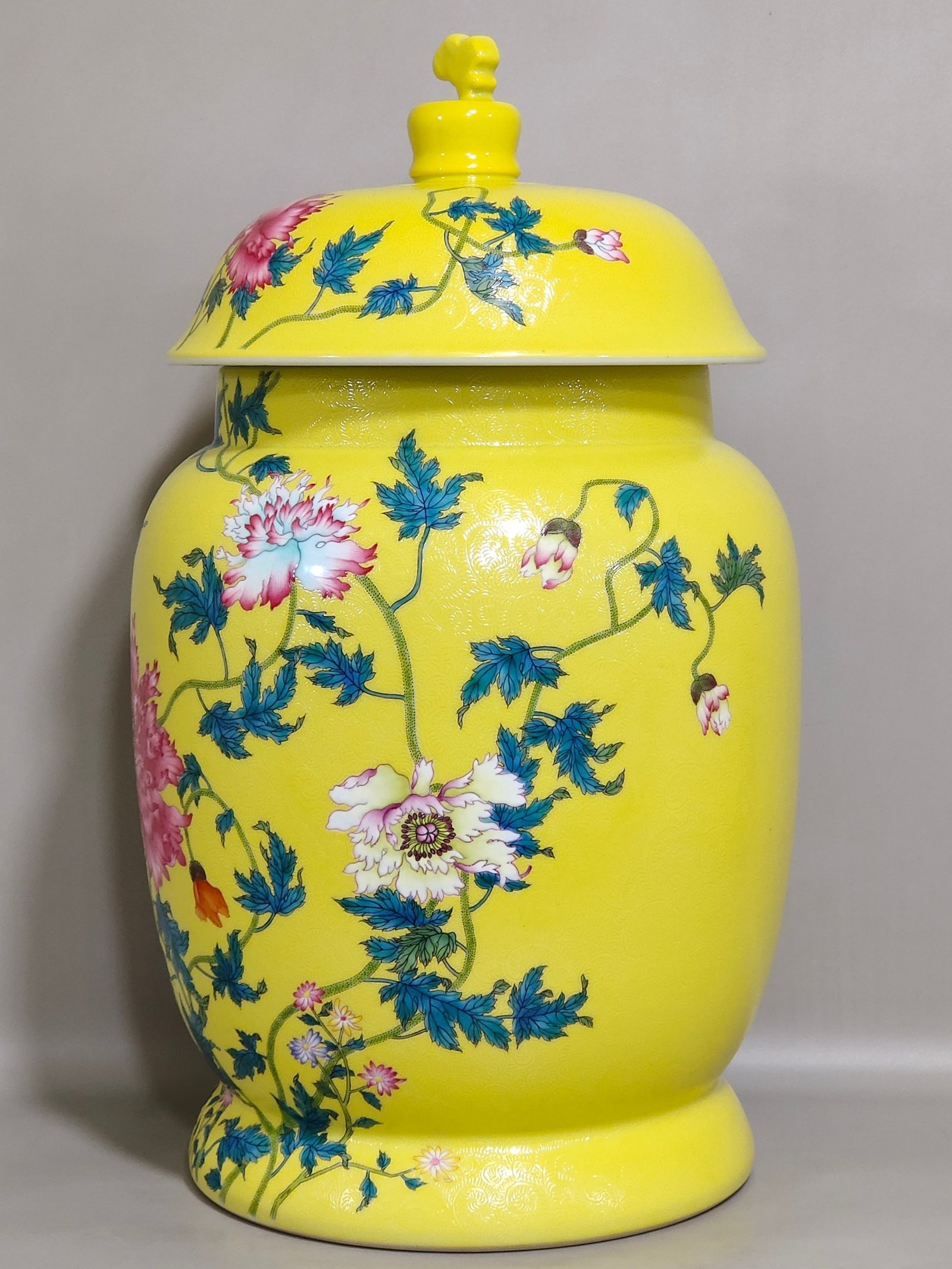 Qing Dynasty Qianlong a yellow-glazed poppy-covered jar with a poem and a flower cover