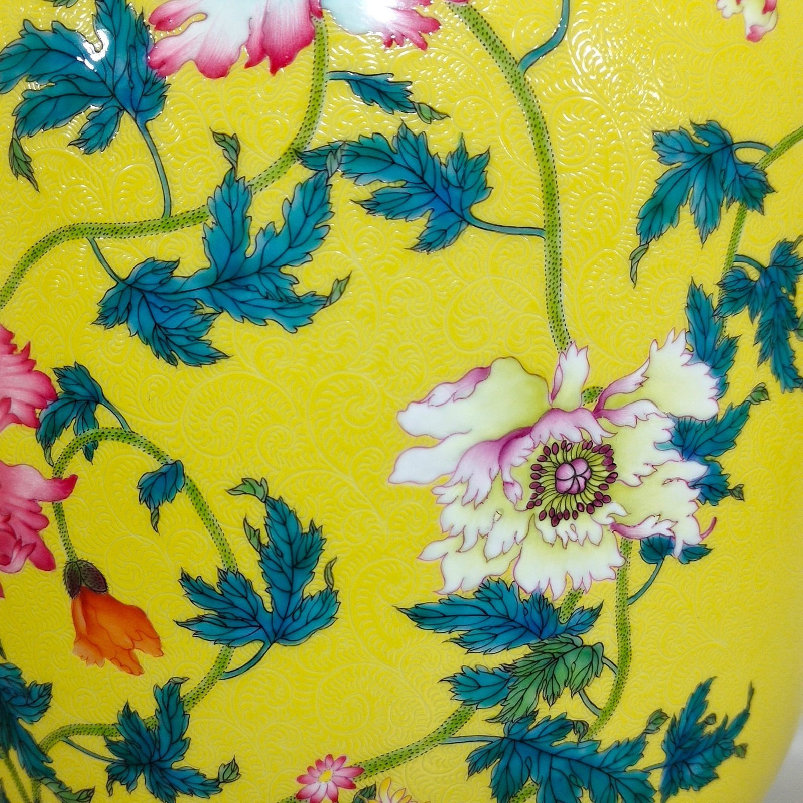 Qing Dynasty Qianlong a yellow-glazed poppy-covered jar with a poem and a flower cover