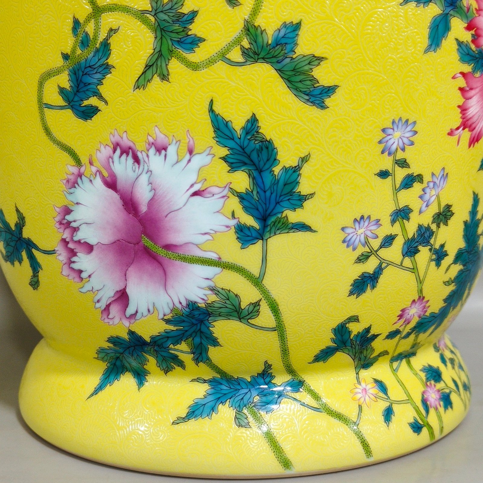Qing Dynasty Qianlong a yellow-glazed poppy-covered jar with a poem and a flower cover