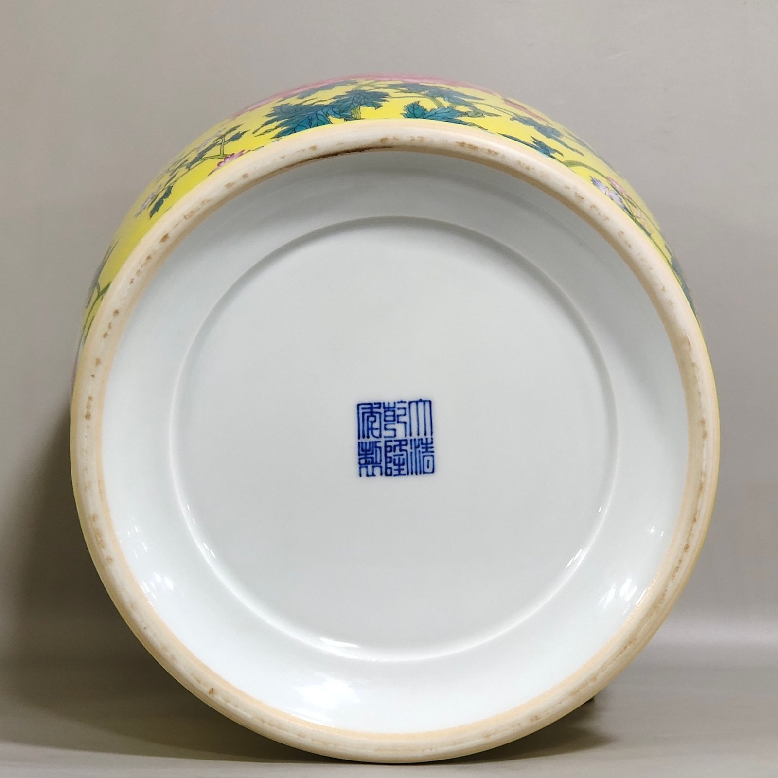 Qing Dynasty Qianlong a yellow-glazed poppy-covered jar with a poem and a flower cover