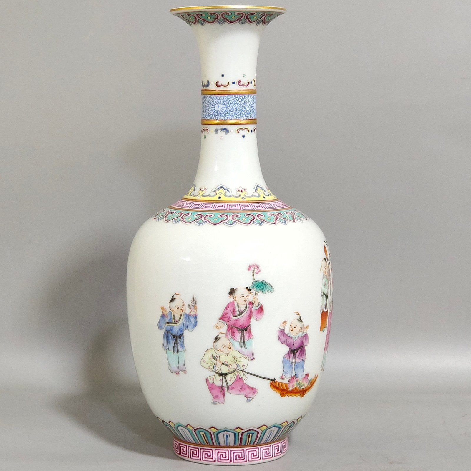 Qing Dynasty Jiaqing Sixteenth Son long-necked bottle