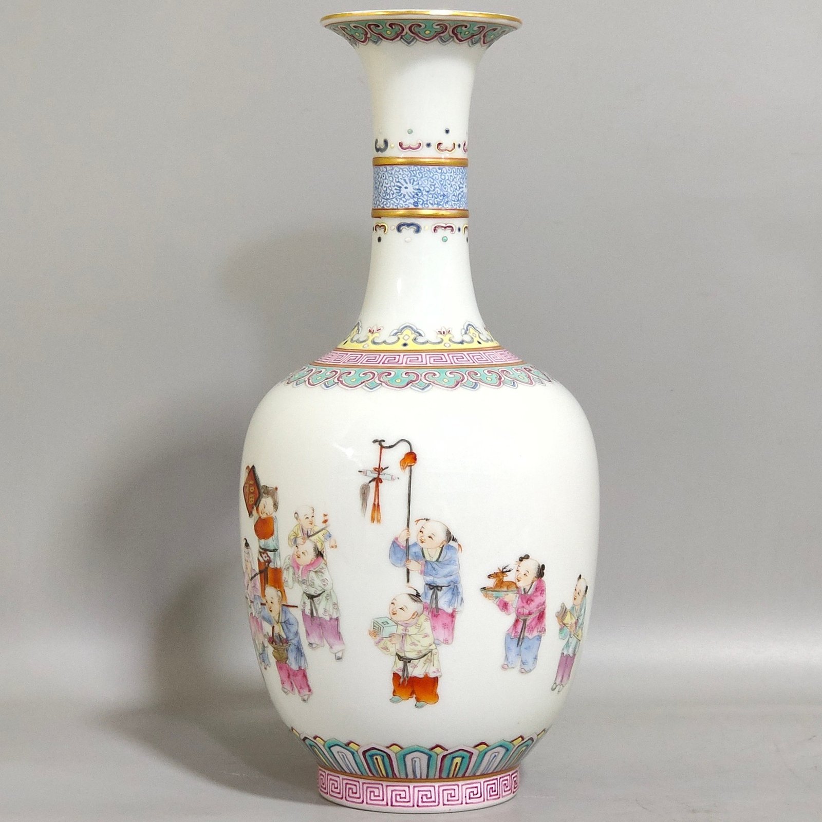 Qing Dynasty Jiaqing Sixteenth Son long-necked bottle