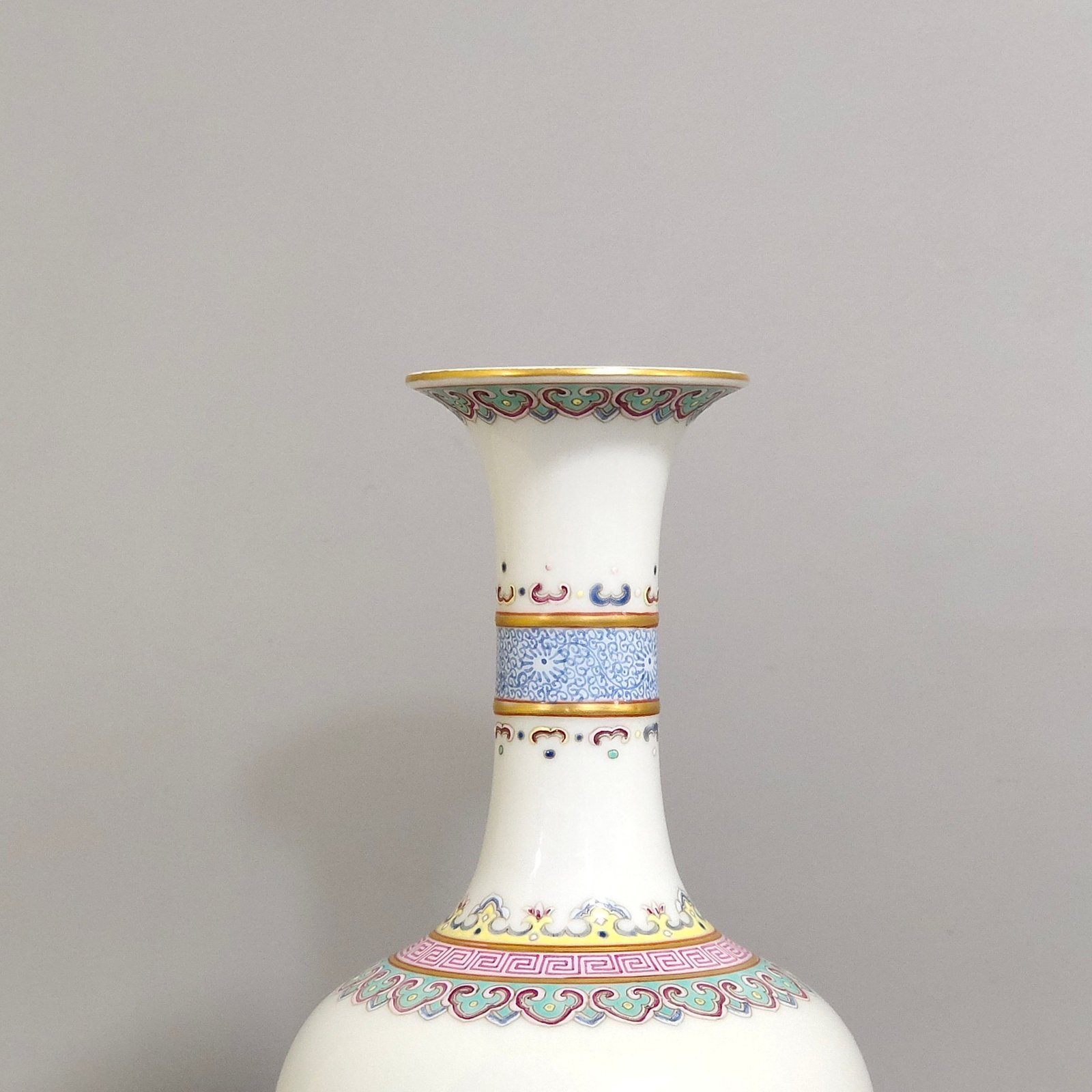 Qing Dynasty Jiaqing Sixteenth Son long-necked bottle