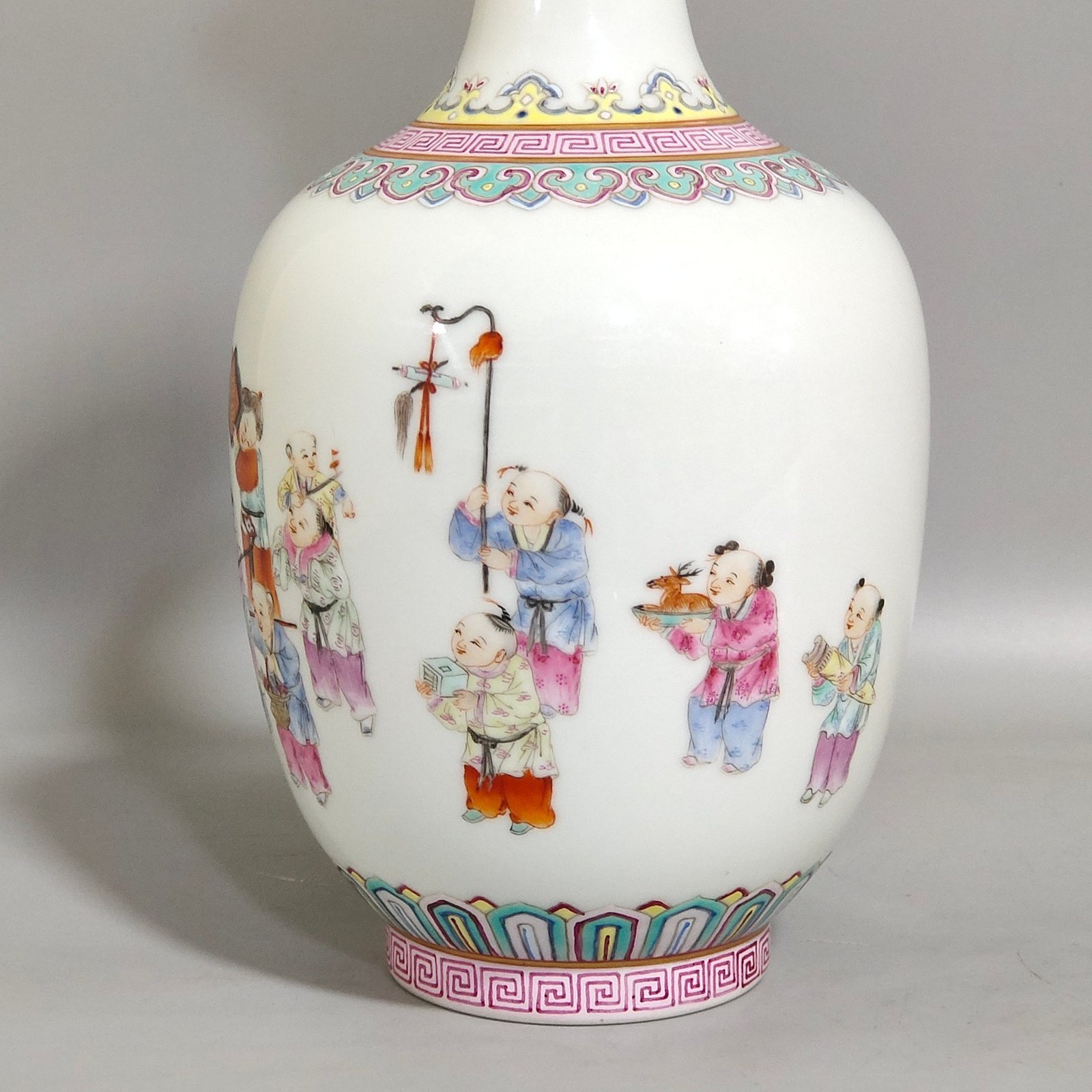 Qing Dynasty Jiaqing Sixteenth Son long-necked bottle