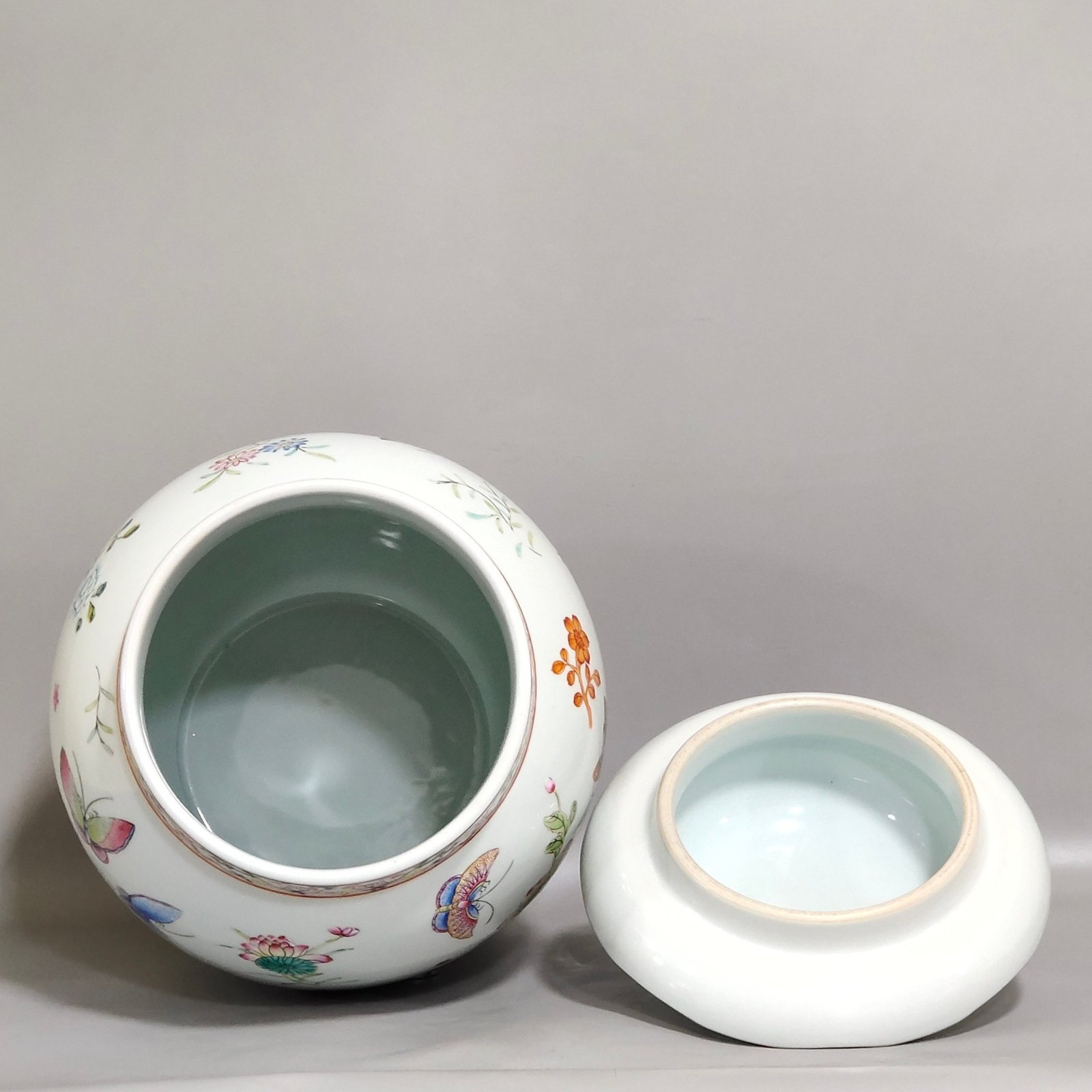 Qing Dynasty Jiaqing Dielian flower jar