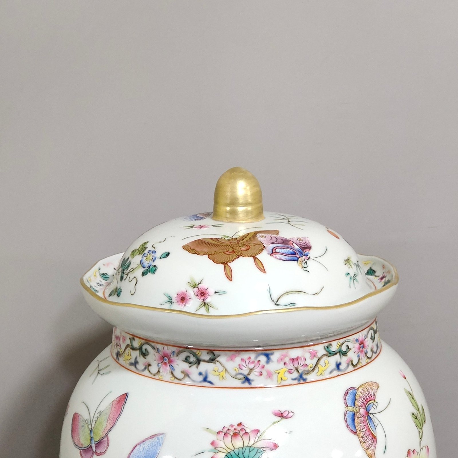 Qing Dynasty Jiaqing Dielian flower jar