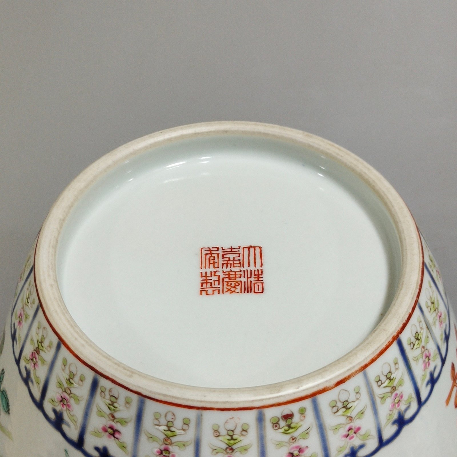 Qing Dynasty Jiaqing Dielian flower jar