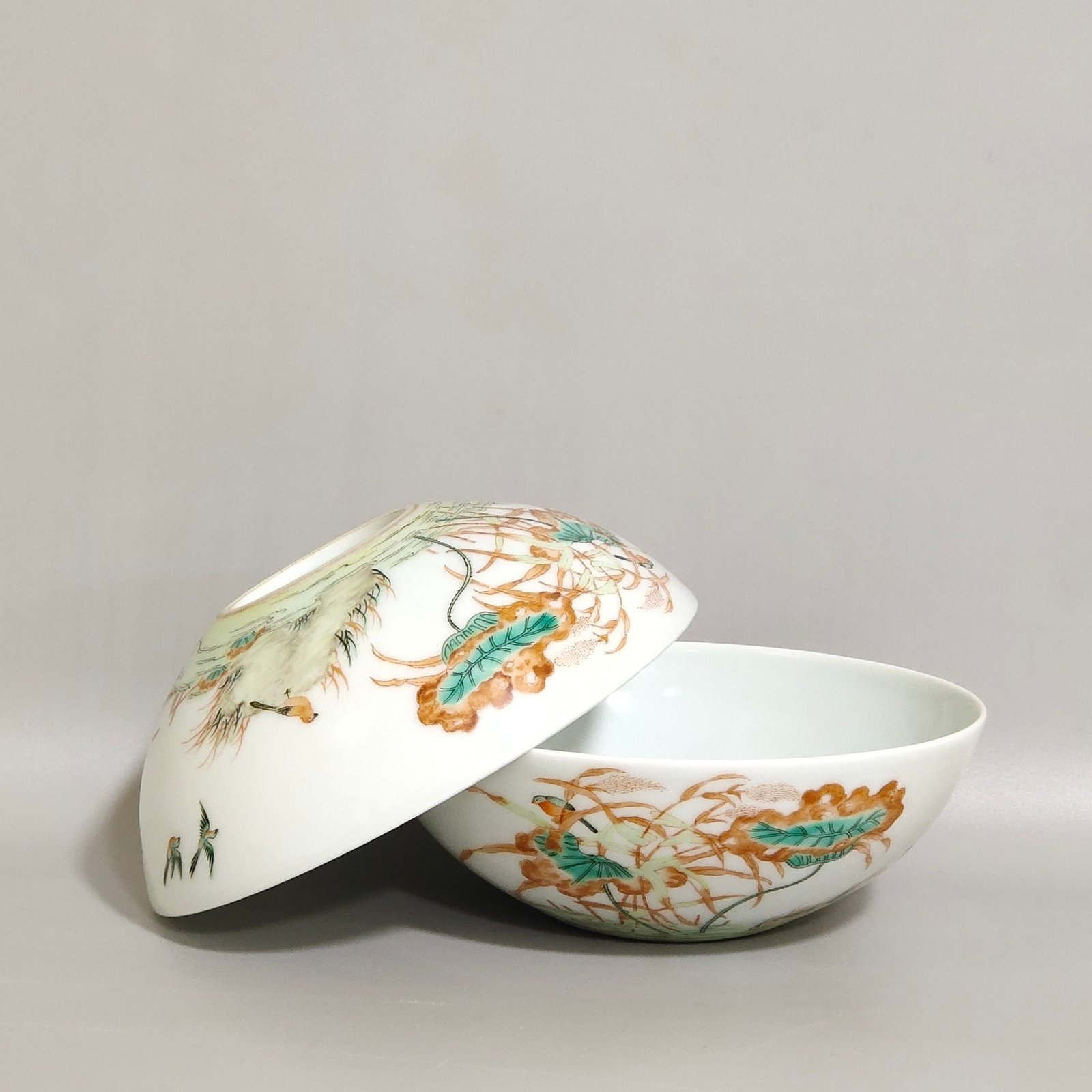 Qing Dynasty Kangxi colorful kingfisher lotus reed tea round