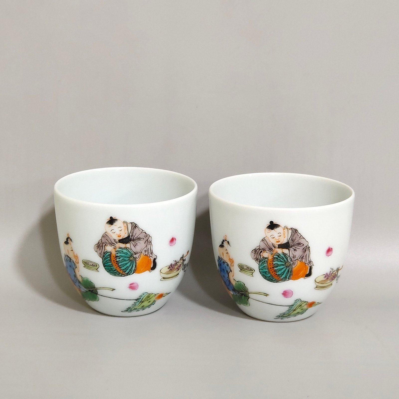 Qing Dynasty Kangxi A five-color carved baby play cup