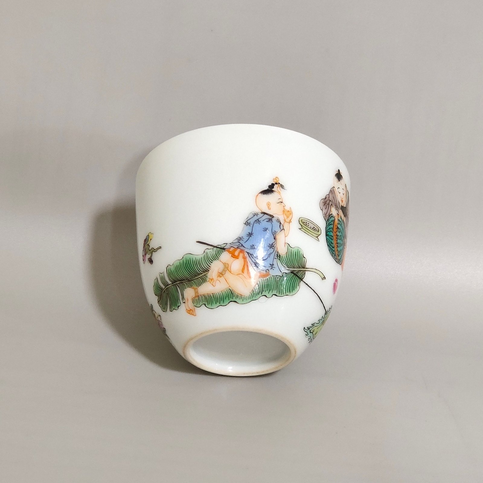 Qing Dynasty Kangxi A five-color carved baby play cup