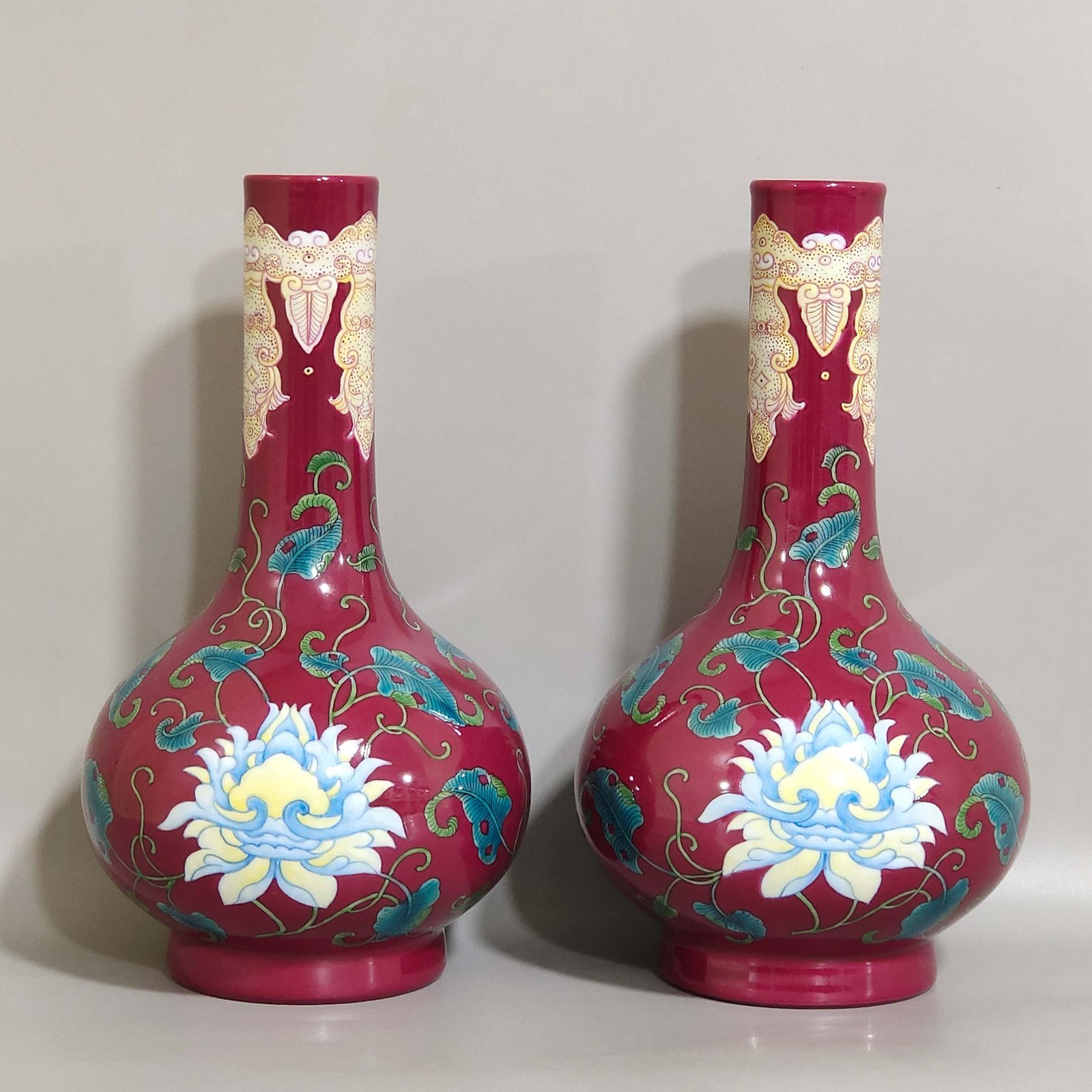 Qing Dynasty Kangxi Carmine red flower vase