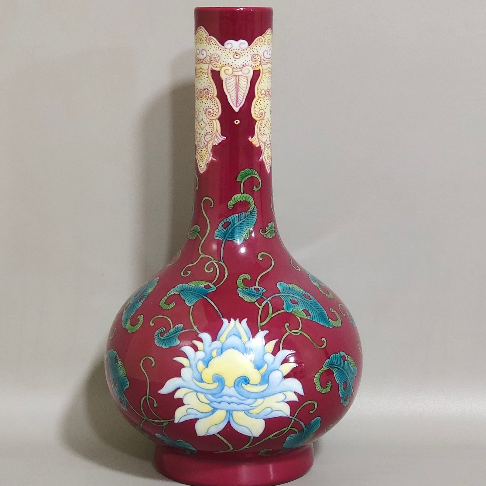 Qing Dynasty Kangxi Carmine red flower vase
