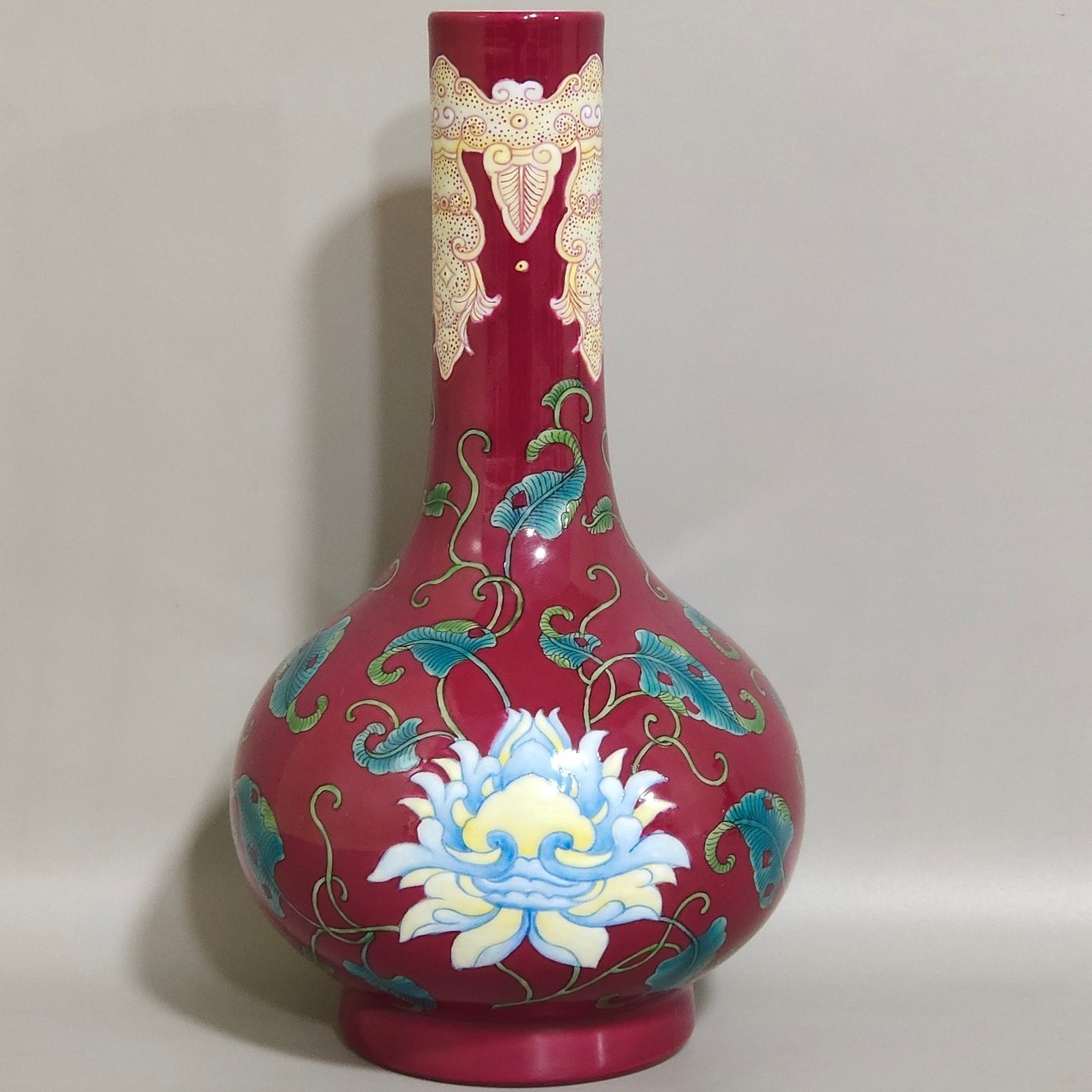 Qing Dynasty Kangxi Carmine red flower vase