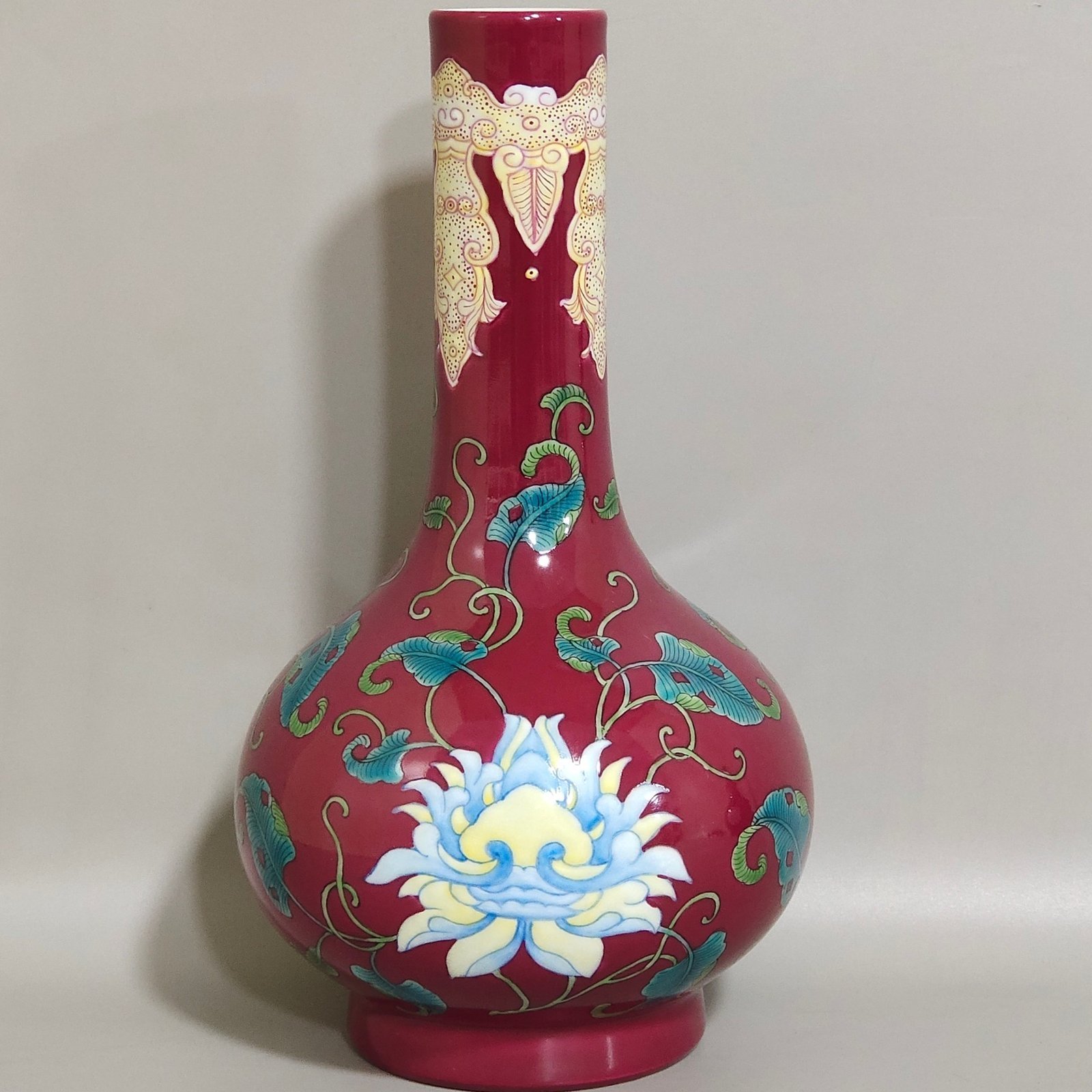 Qing Dynasty Kangxi Carmine red flower vase