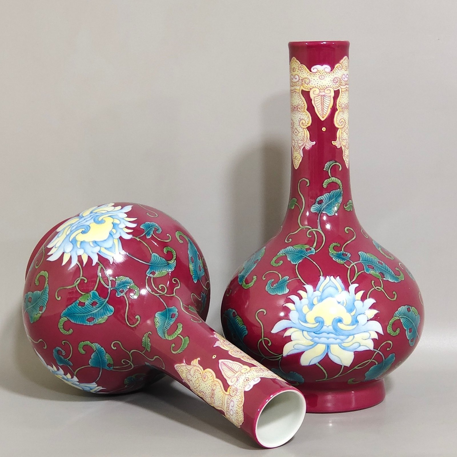 Qing Dynasty Kangxi Carmine red flower vase