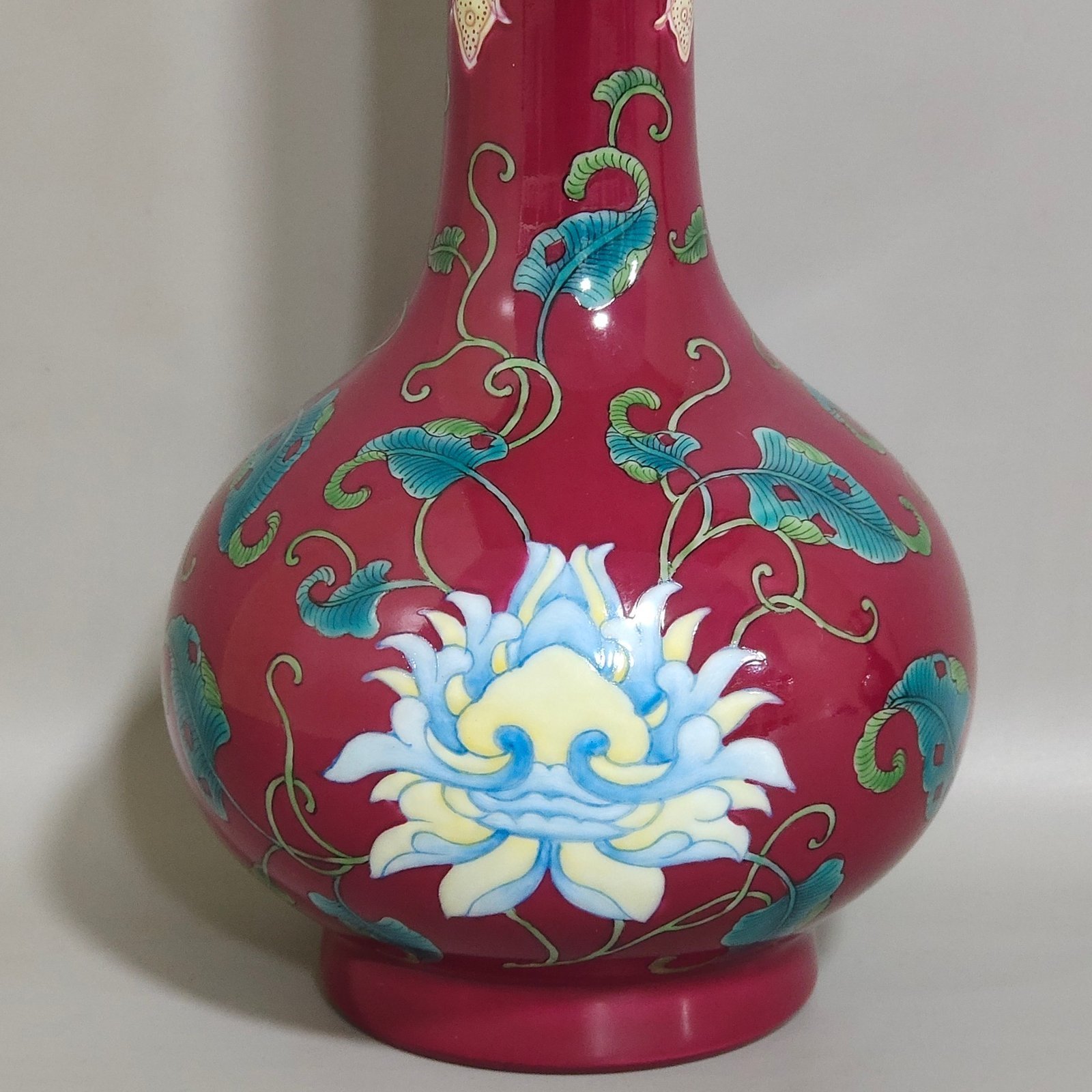 Qing Dynasty Kangxi Carmine red flower vase