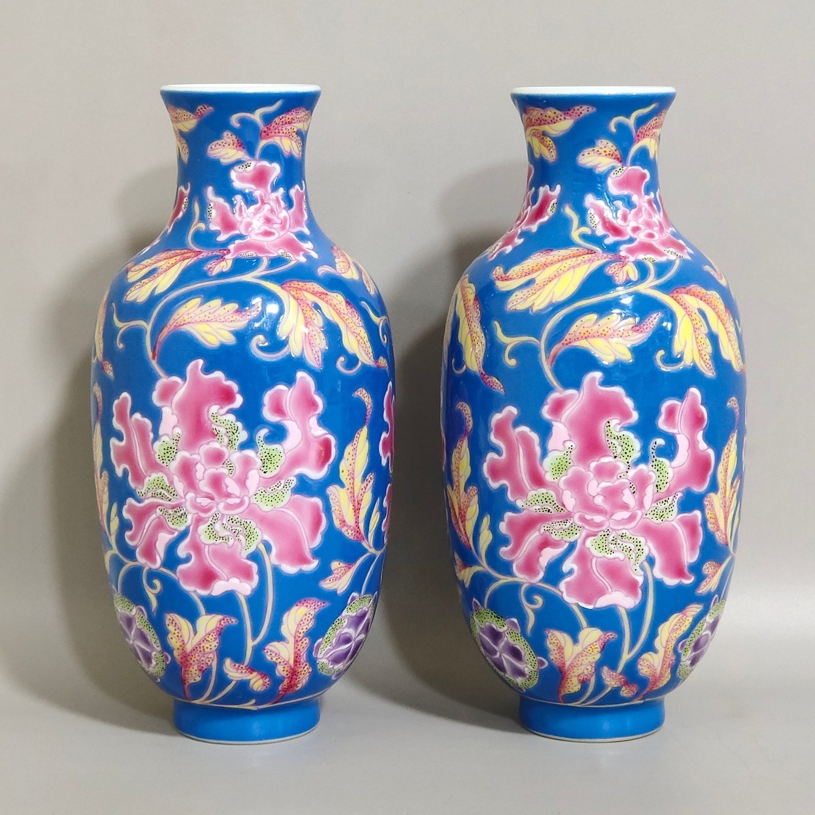 Qing Dynasty Kangxi A small blue-glazed flower vase