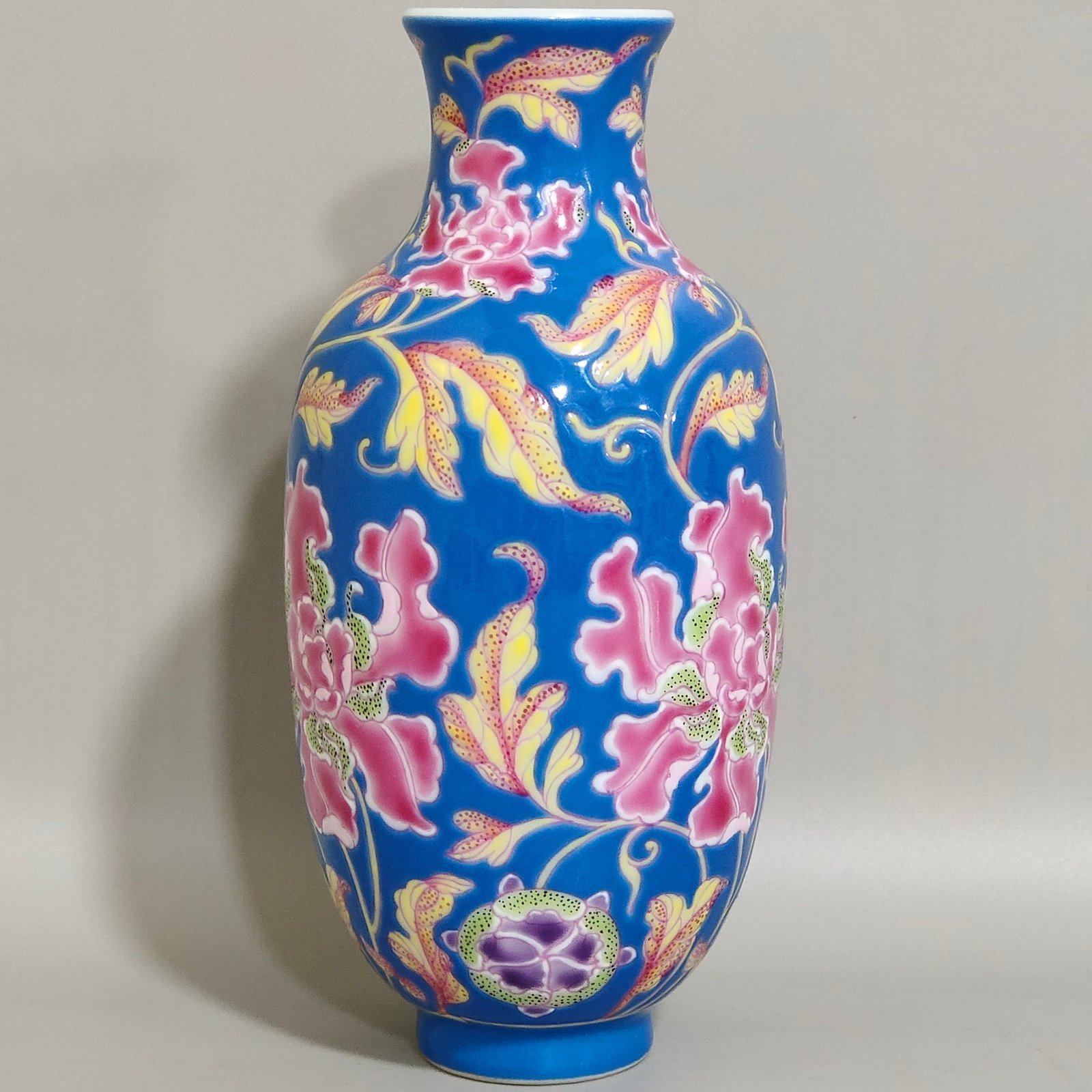 Qing Dynasty Kangxi A small blue-glazed flower vase