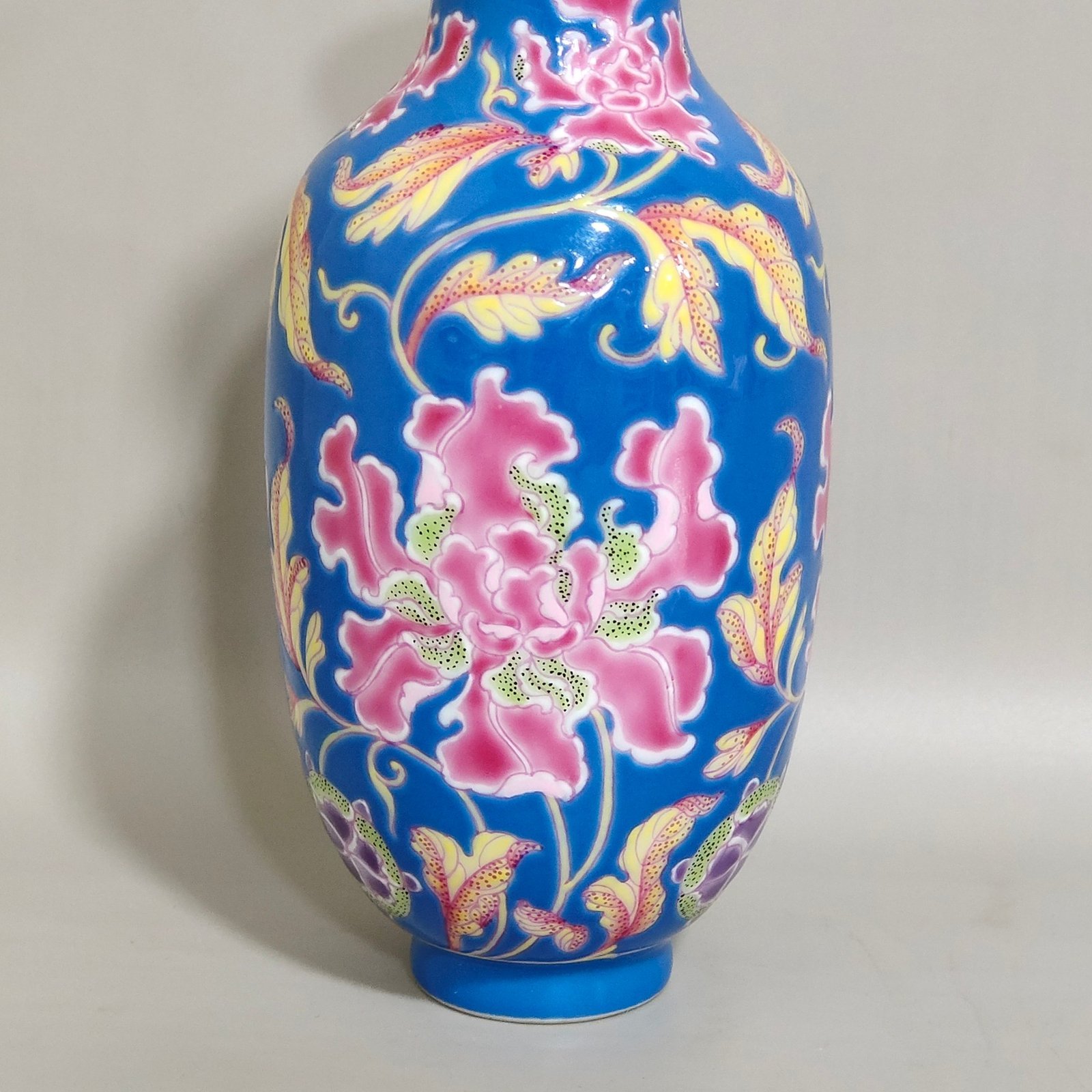 Qing Dynasty Kangxi A small blue-glazed flower vase