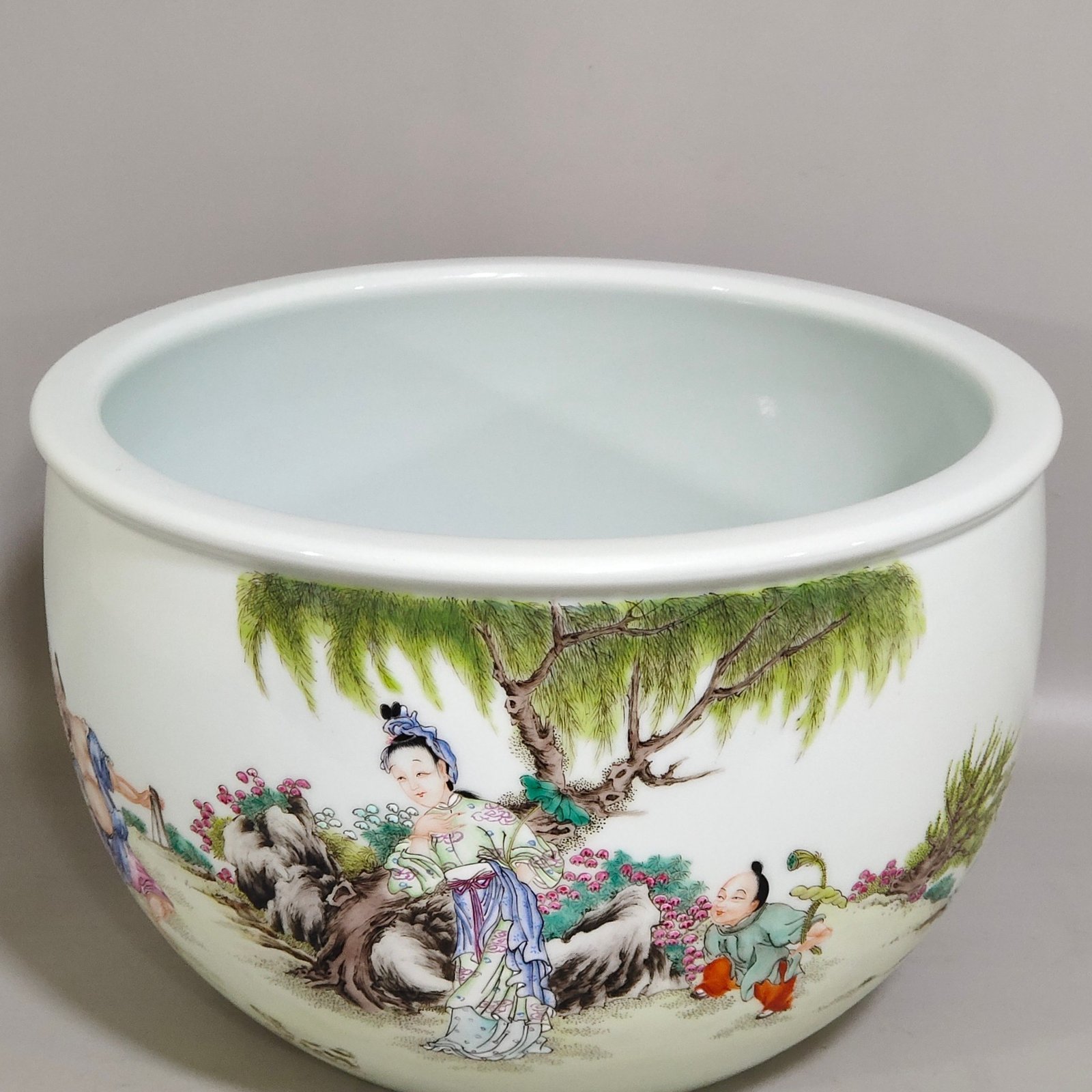 Qing Dynasty Daoguang A small fish tank from Daoguang Fishing House