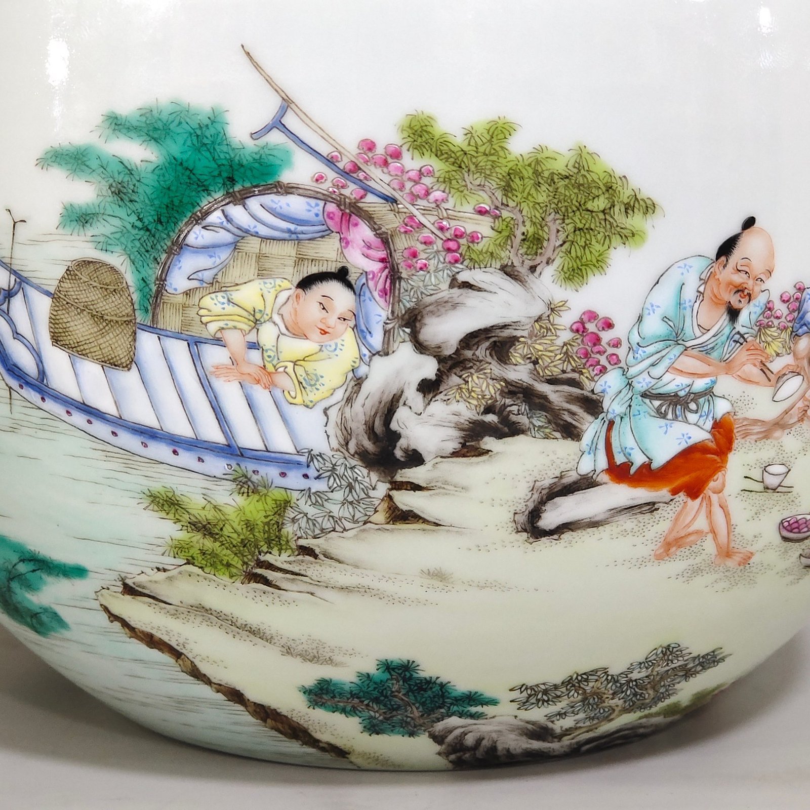 Qing Dynasty Daoguang A small fish tank from Daoguang Fishing House