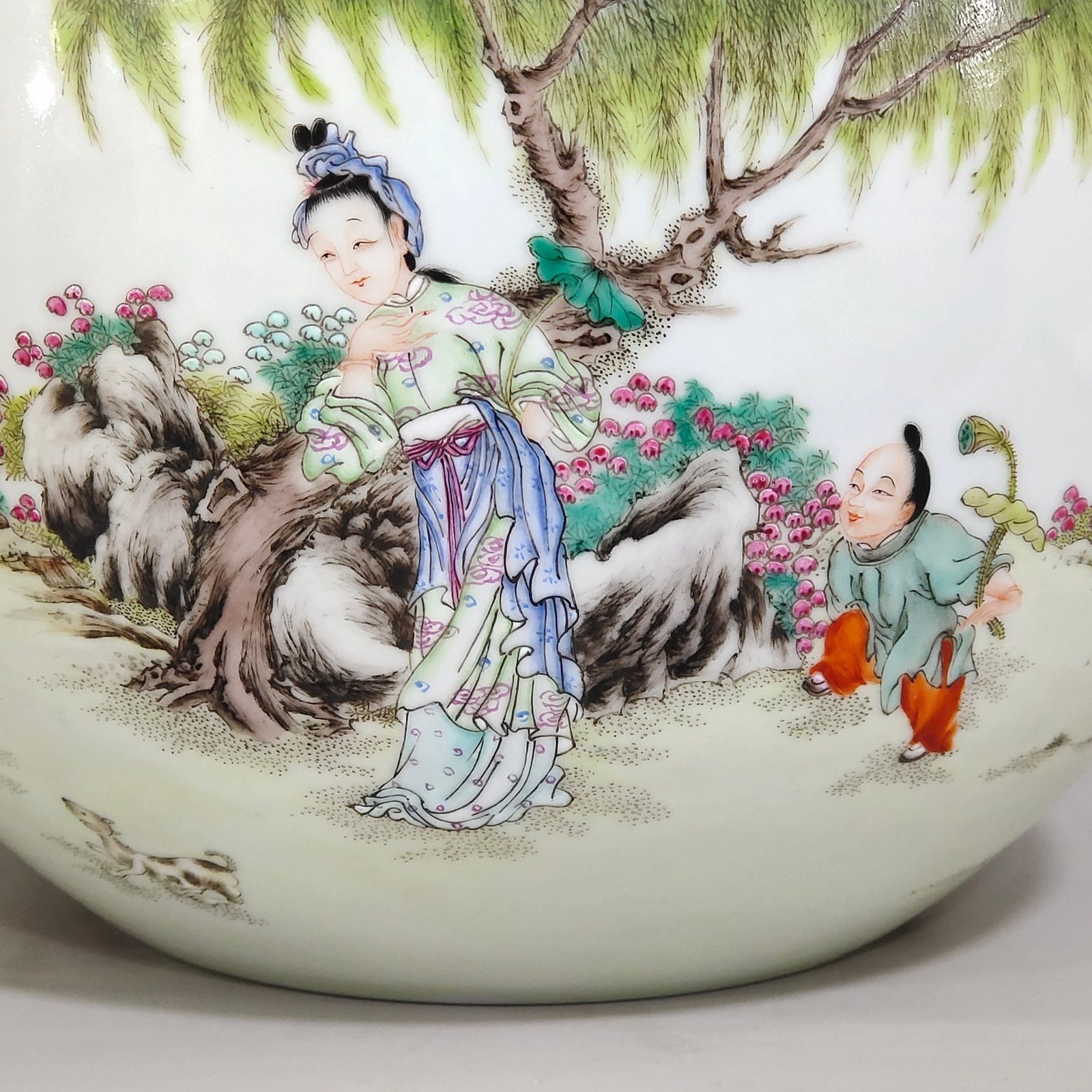 Qing Dynasty Daoguang A small fish tank from Daoguang Fishing House