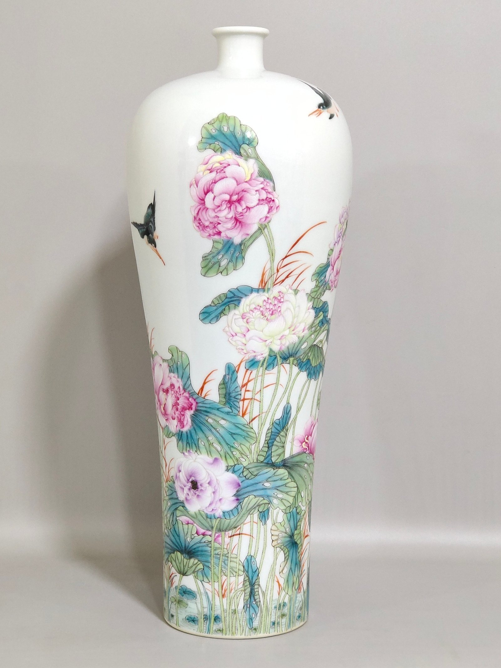 Qing Dynasty Yongzheng ascended the plum vase all the way
