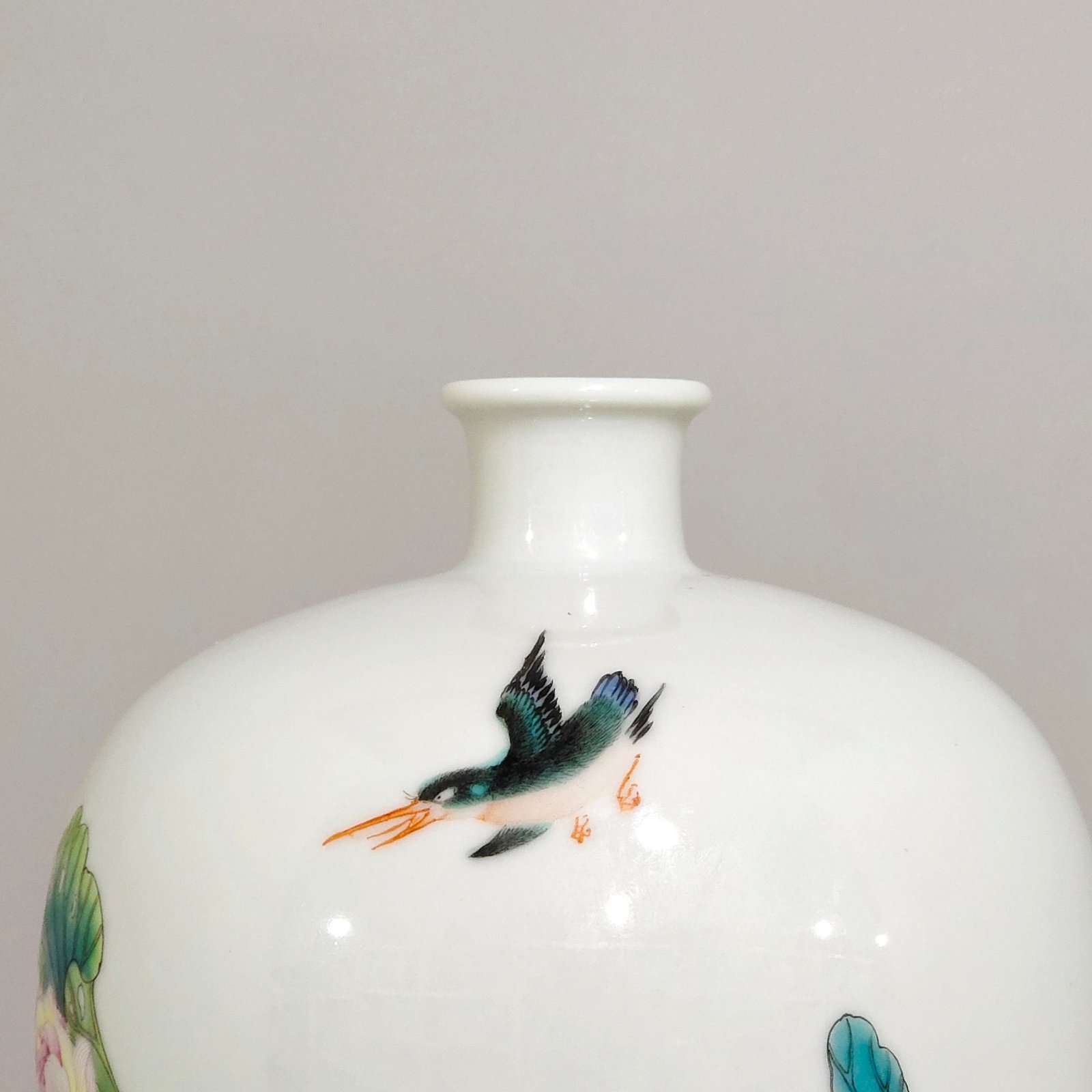 Qing Dynasty Yongzheng ascended the plum vase all the way