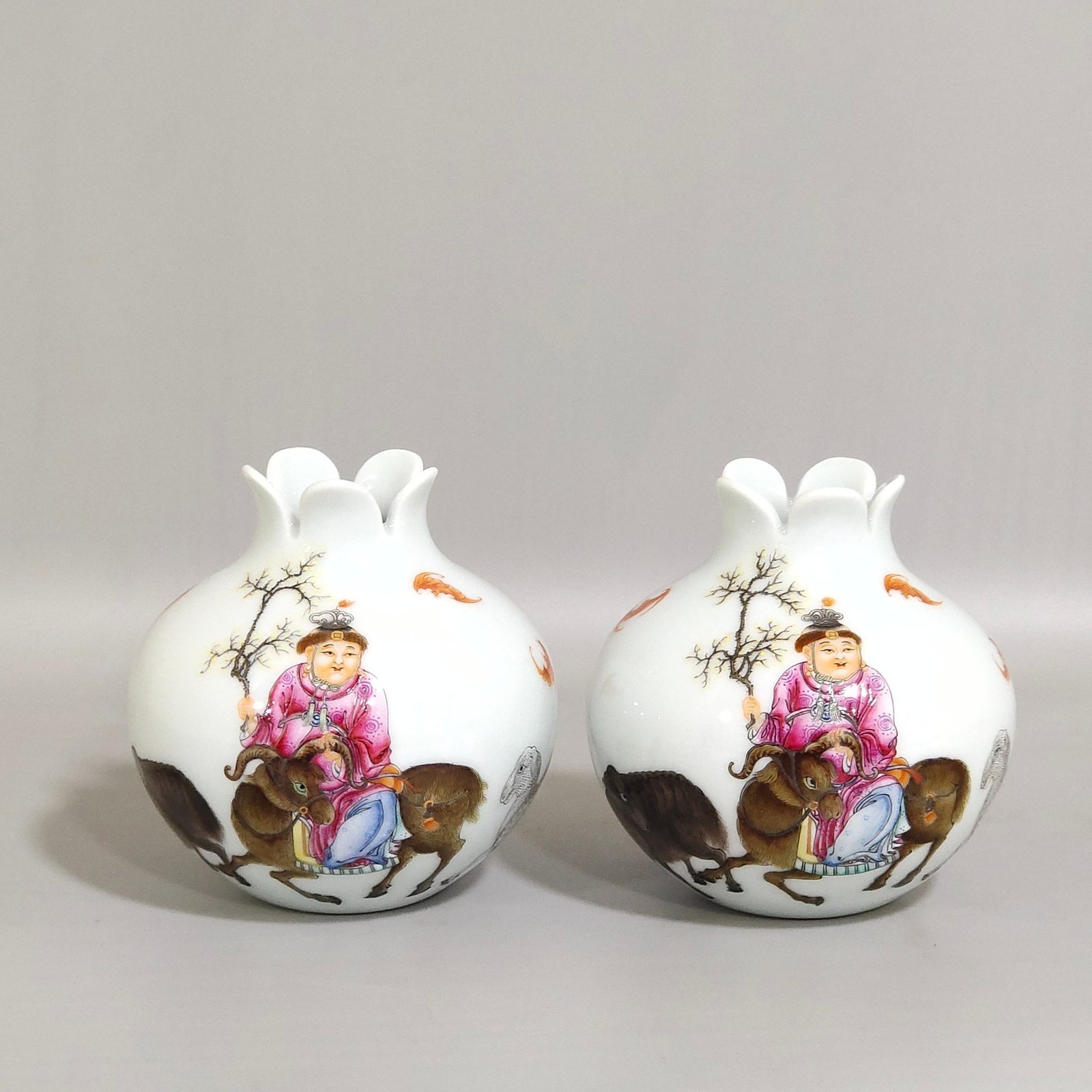 Qing Dynasty Yongzheng Sanyang Kaitai pomegranate water bowl
