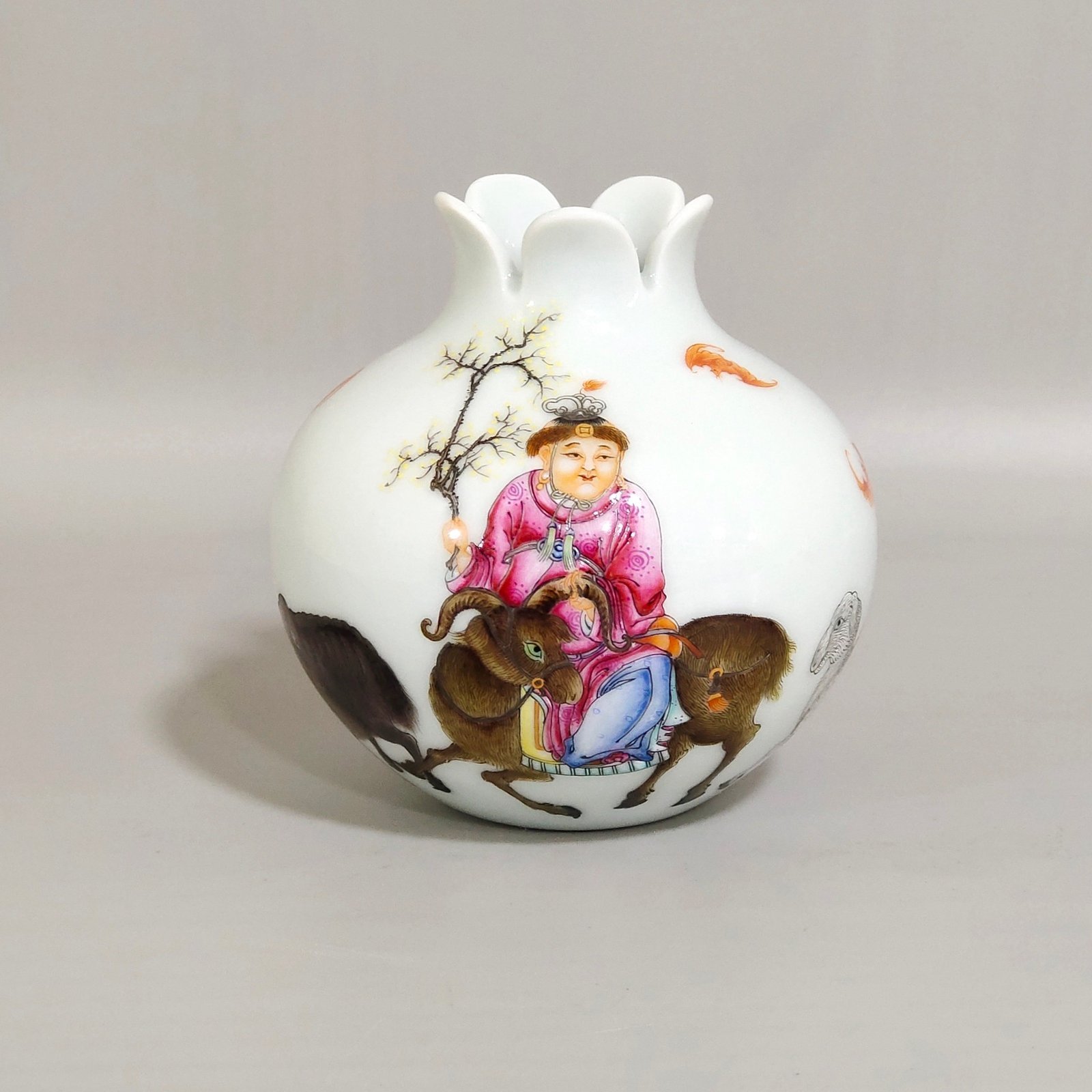 Qing Dynasty Yongzheng Sanyang Kaitai pomegranate water bowl