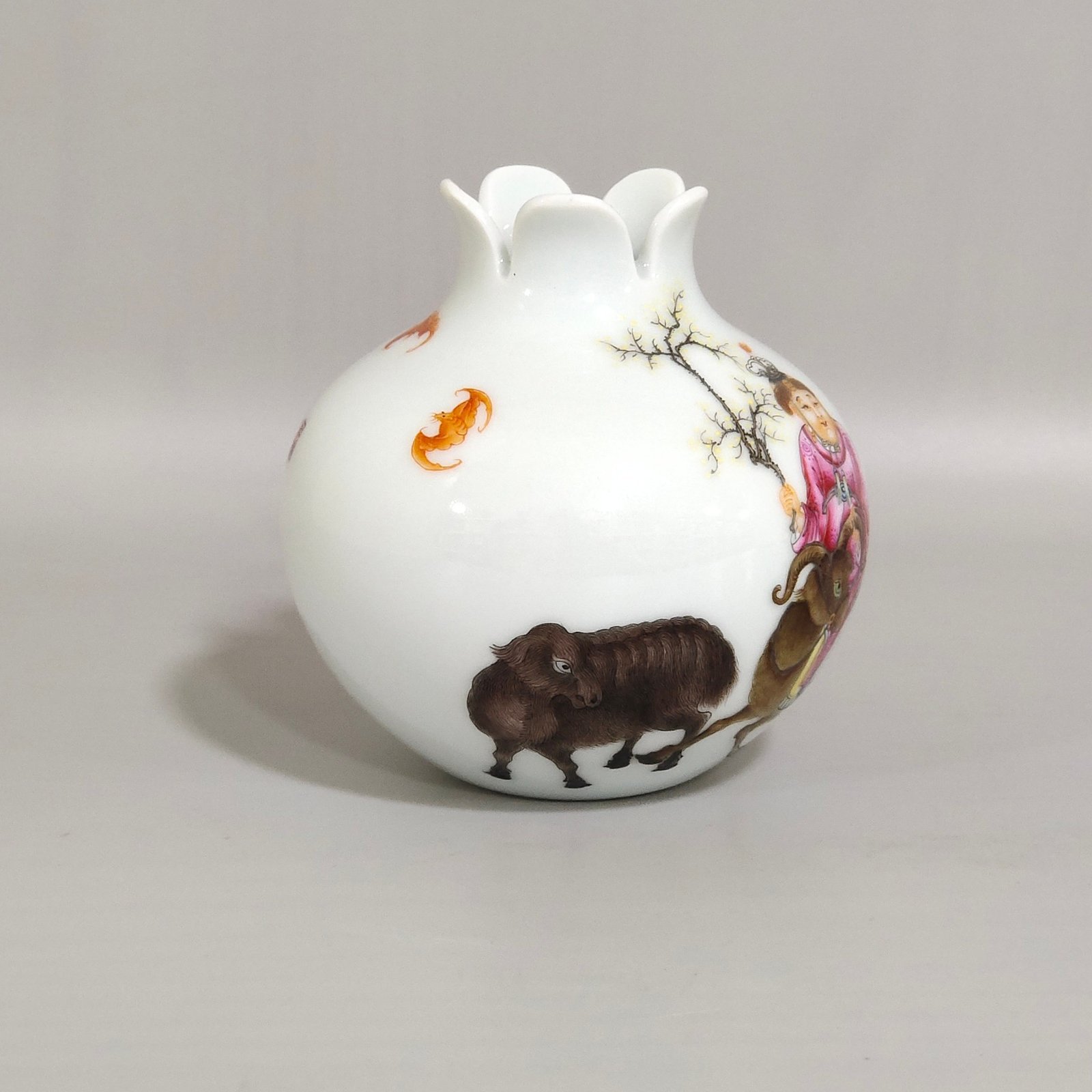 Qing Dynasty Yongzheng Sanyang Kaitai pomegranate water bowl