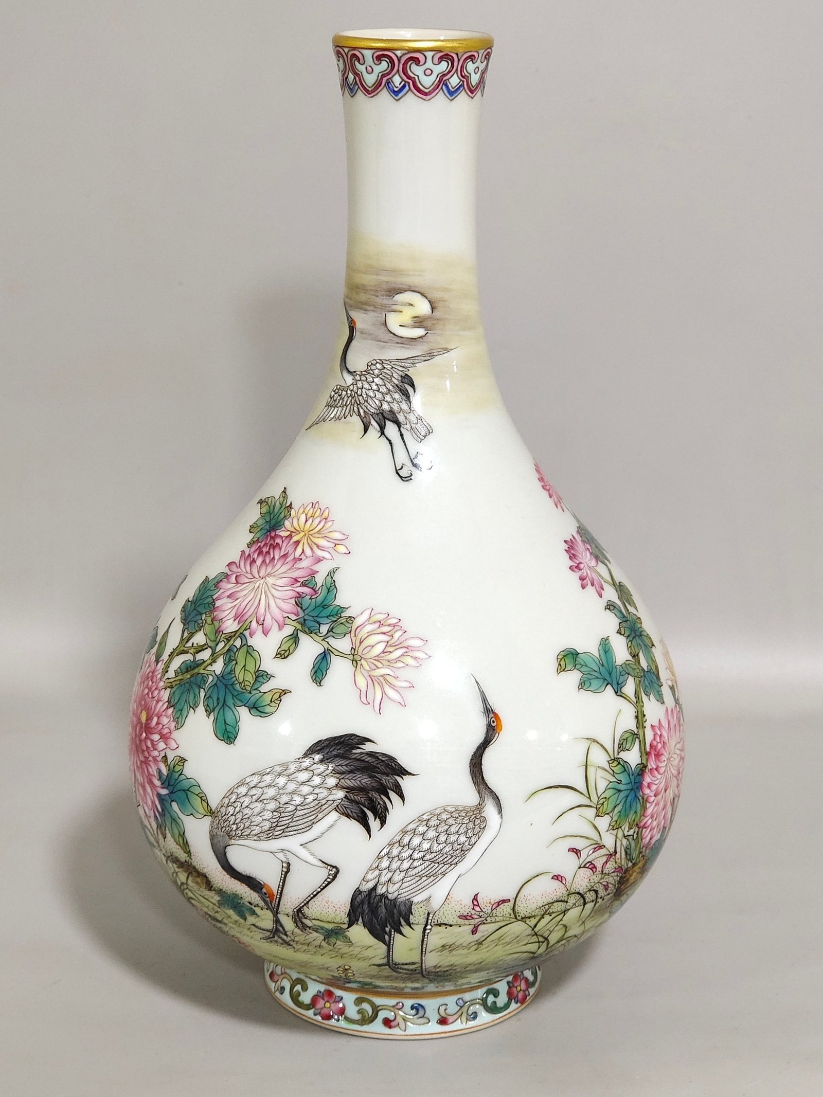Qing Dynasty Yongzheng red-crowned crane and chrysanthemum poetry vase