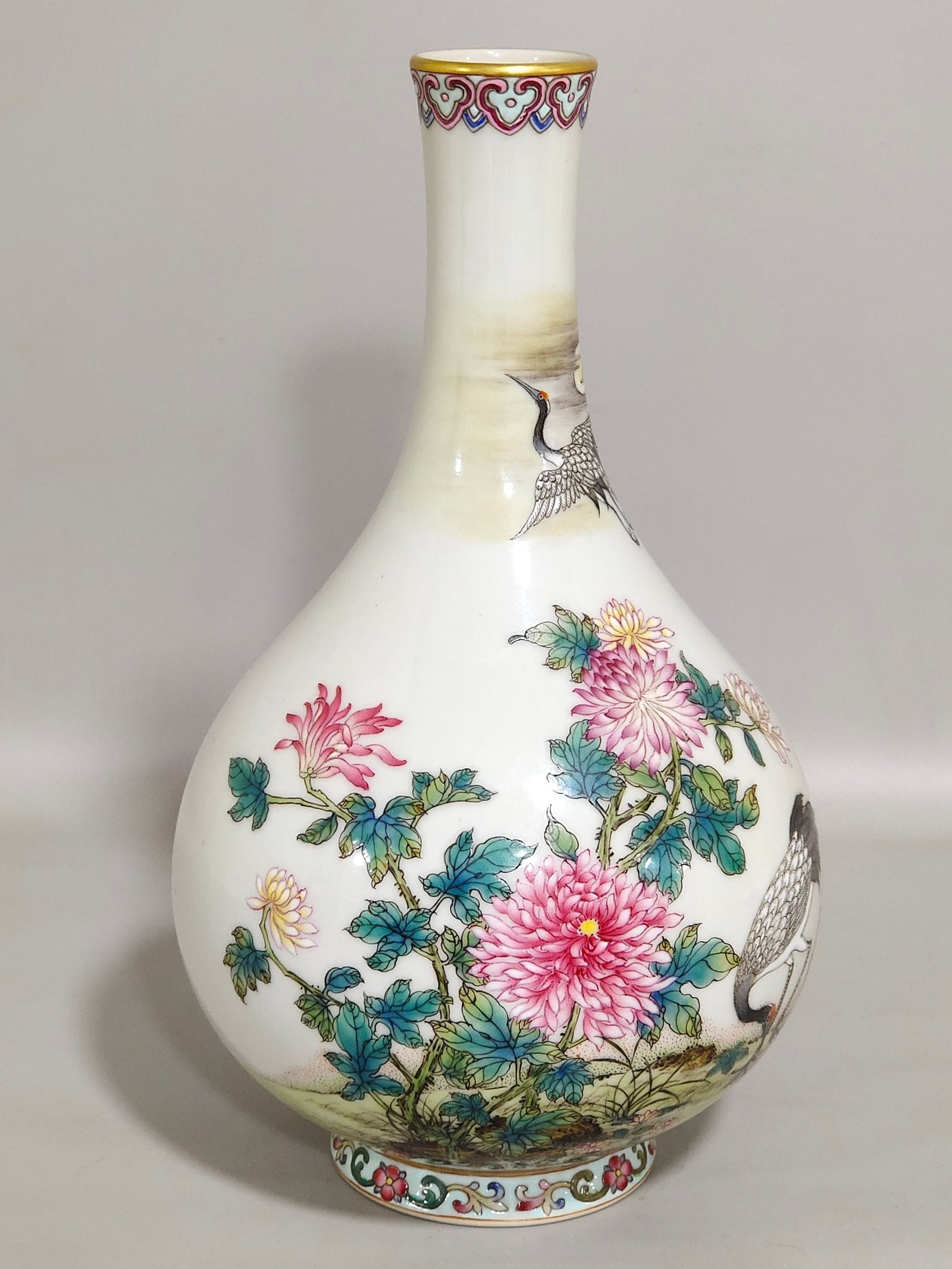 Qing Dynasty Yongzheng red-crowned crane and chrysanthemum poetry vase