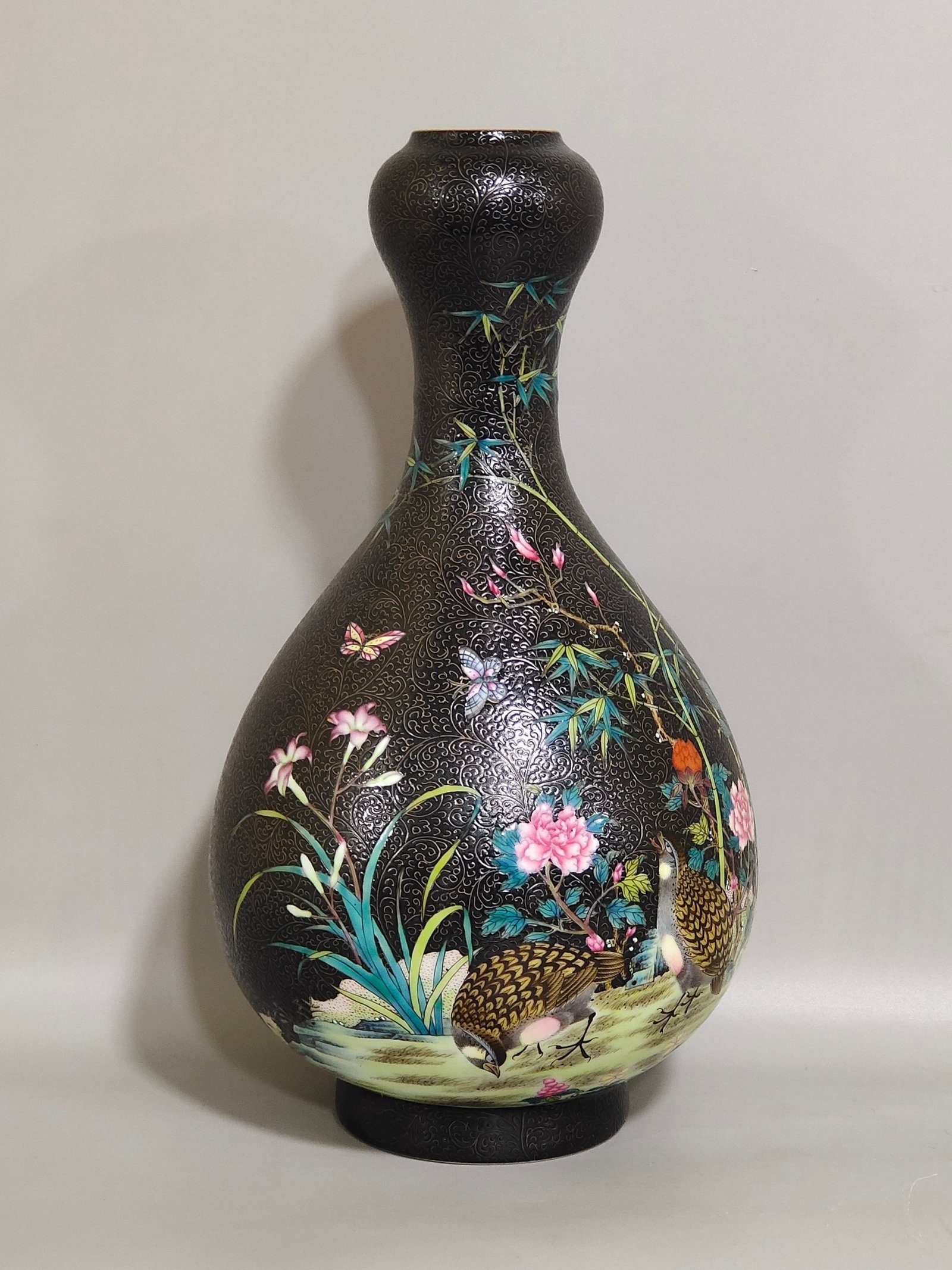 Qing Dynasty Yongzheng black gold glaze grilled garlic vase