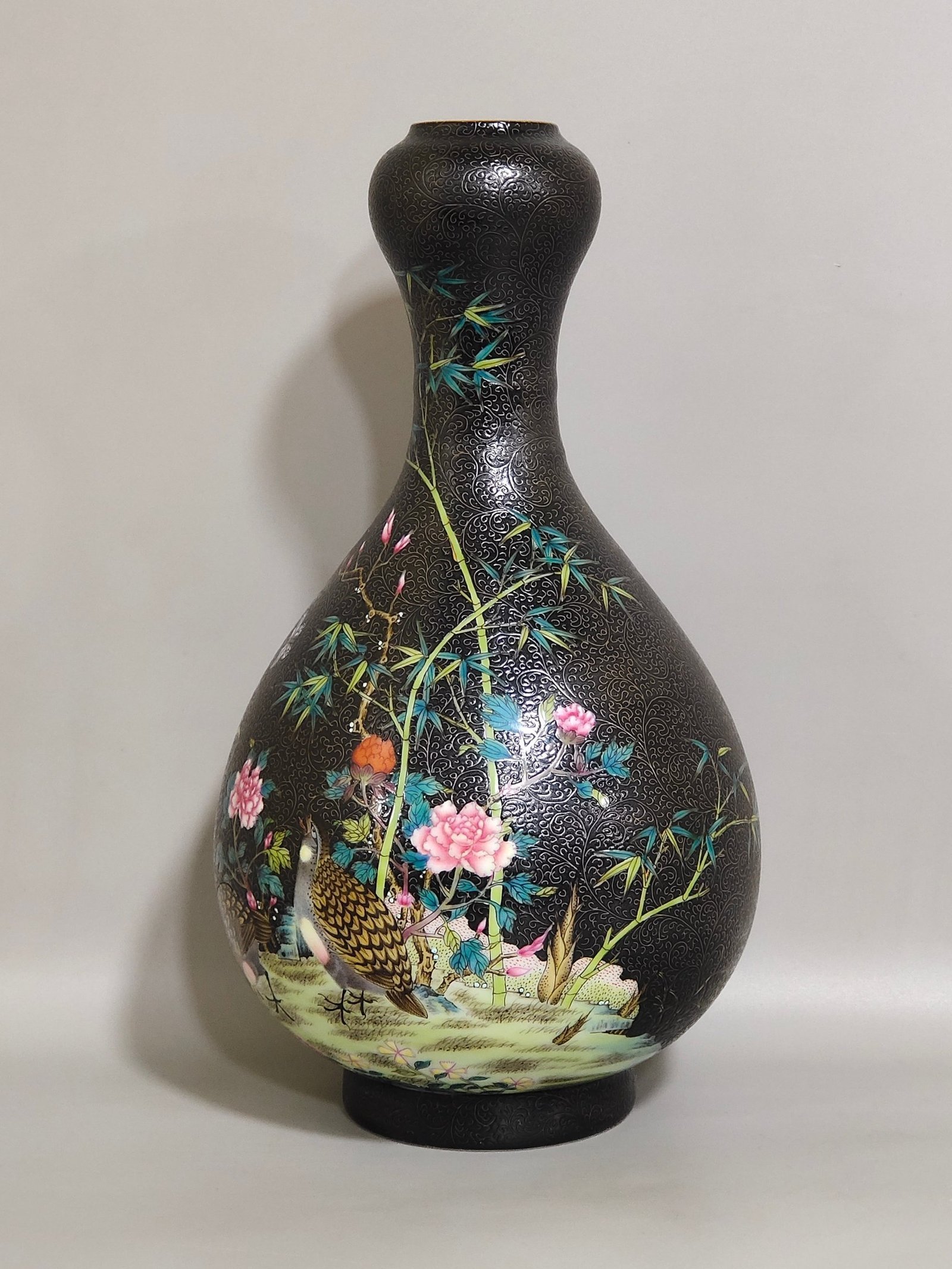 Qing Dynasty Yongzheng black gold glaze grilled garlic vase