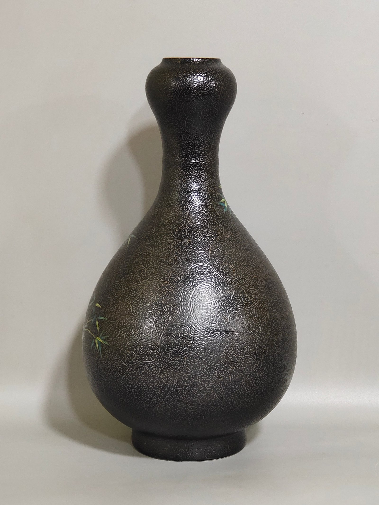 Qing Dynasty Yongzheng black gold glaze grilled garlic vase