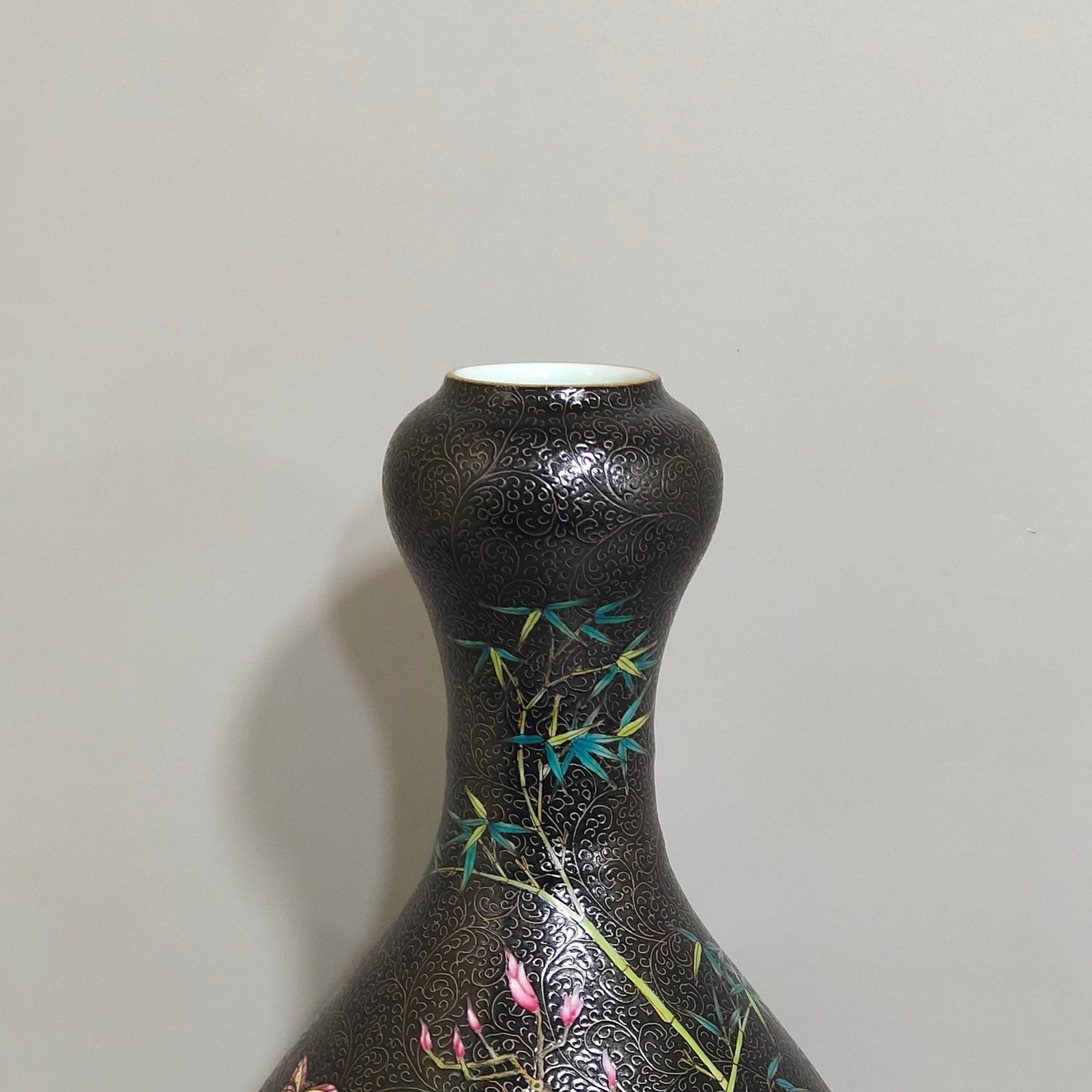 Qing Dynasty Yongzheng black gold glaze grilled garlic vase