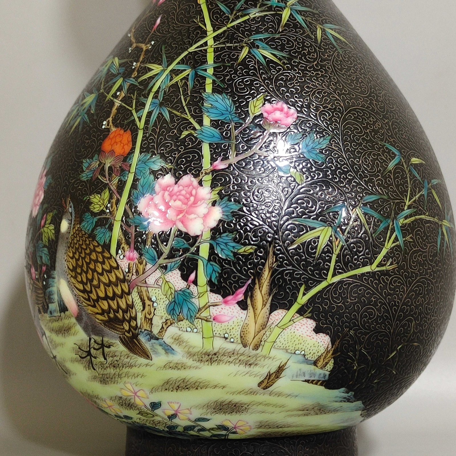 Qing Dynasty Yongzheng black gold glaze grilled garlic vase