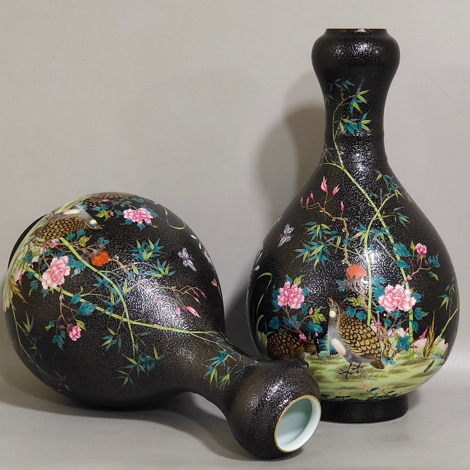 Qing Dynasty Yongzheng black gold glaze grilled garlic vase