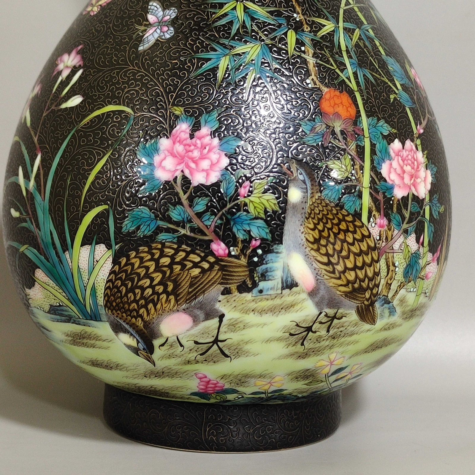 Qing Dynasty Yongzheng black gold glaze grilled garlic vase