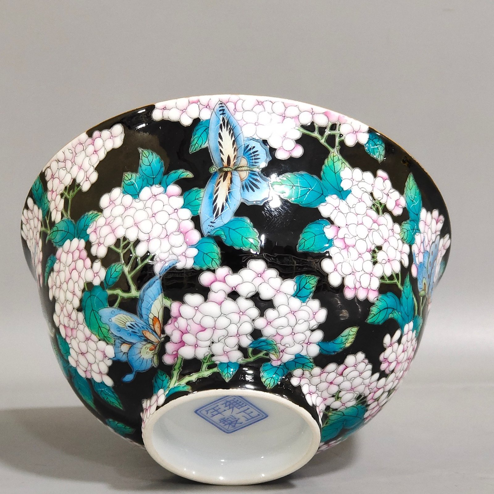 Qing Dynasty Yongzheng black gold glaze hydrangea bowl