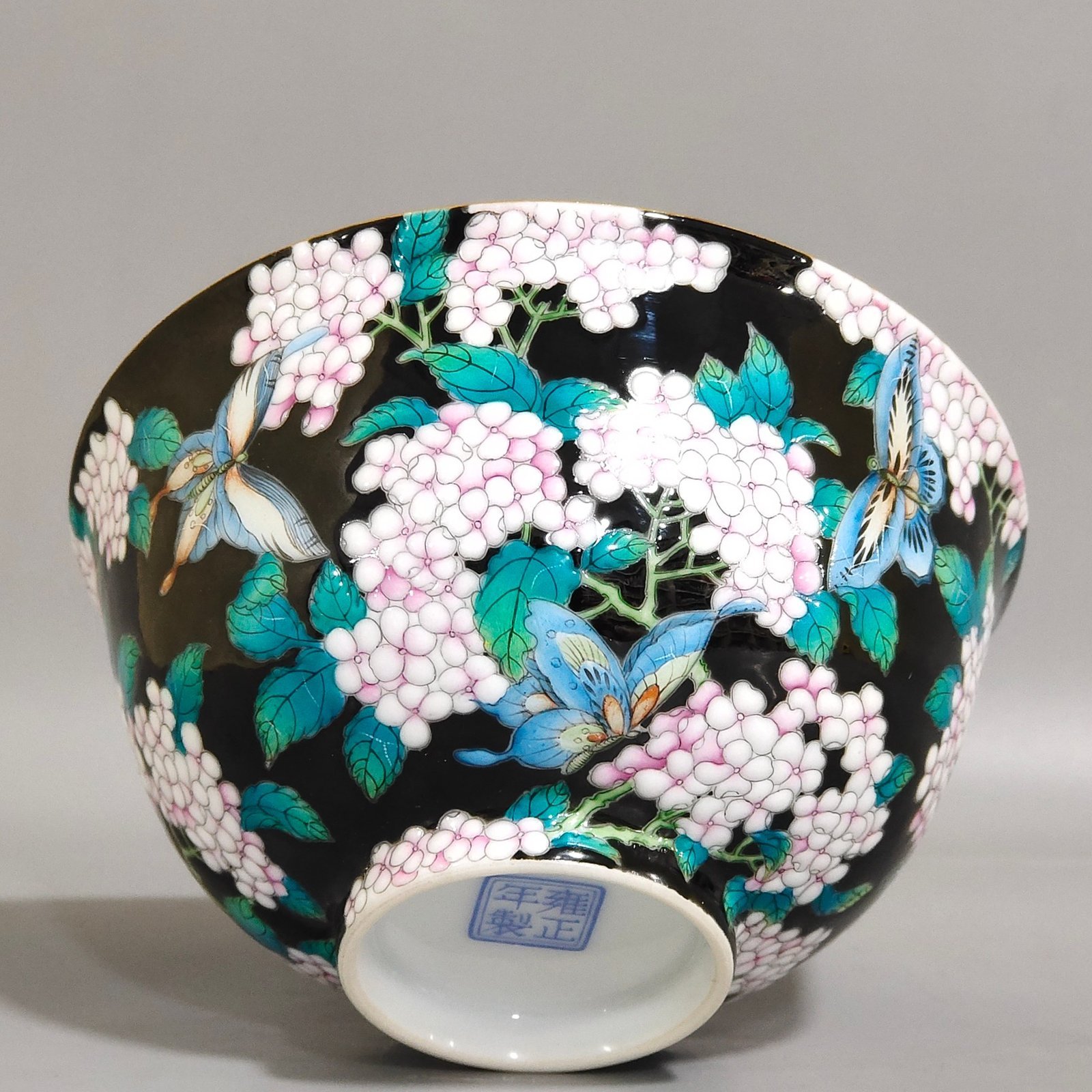 Qing Dynasty Yongzheng black gold glaze hydrangea bowl