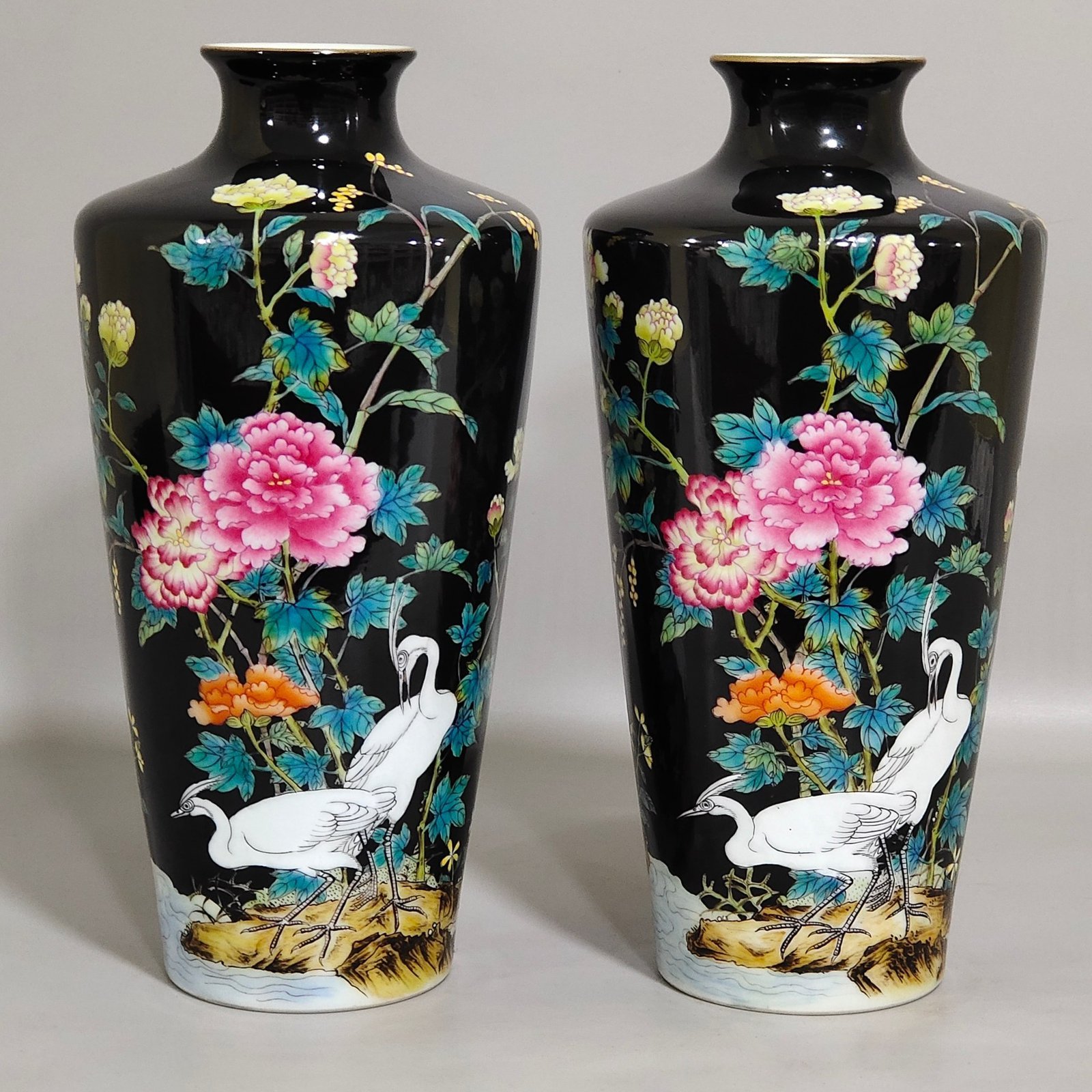 Qing Dynasty Yongzheng black gold glazed floral egret folded shoulder plum vase
